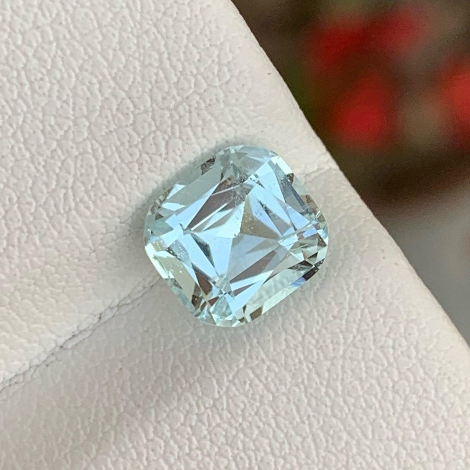 Spectacular Natural Cut Aquamarine Gemstone 1.85 Carats Fine Jewelry In New Condition For Sale In Bangkok, TH