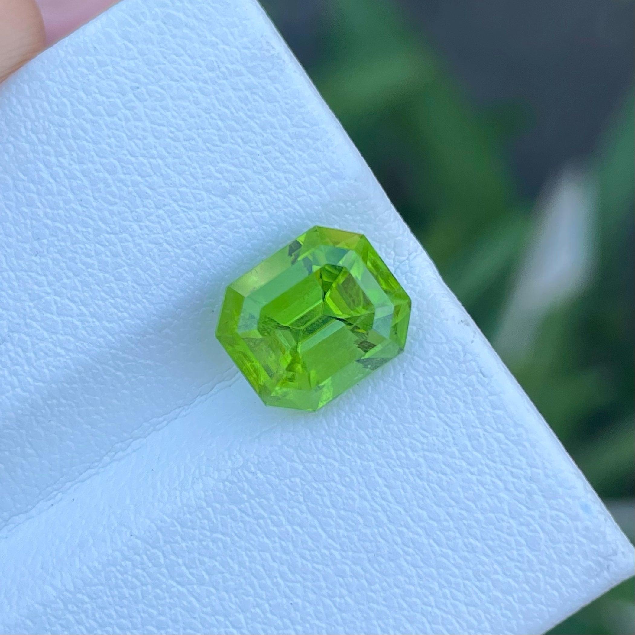 Moderne Spectaculaire pierre précieuse de péridot vert naturel de 4,82 carats de qualité supérieure en vente