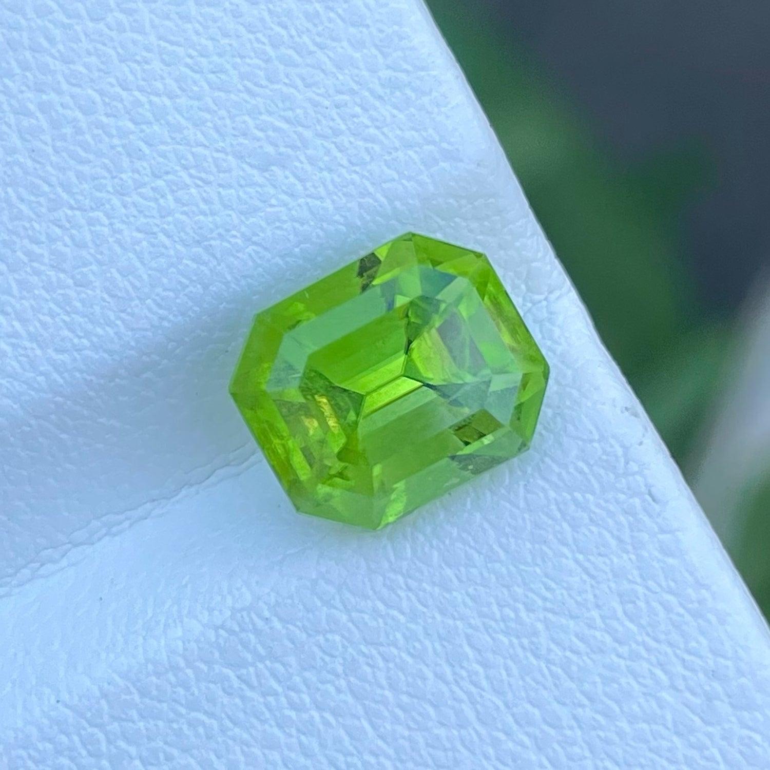 Taille émeraude Spectaculaire pierre précieuse de péridot vert naturel de 4,82 carats de qualité supérieure en vente