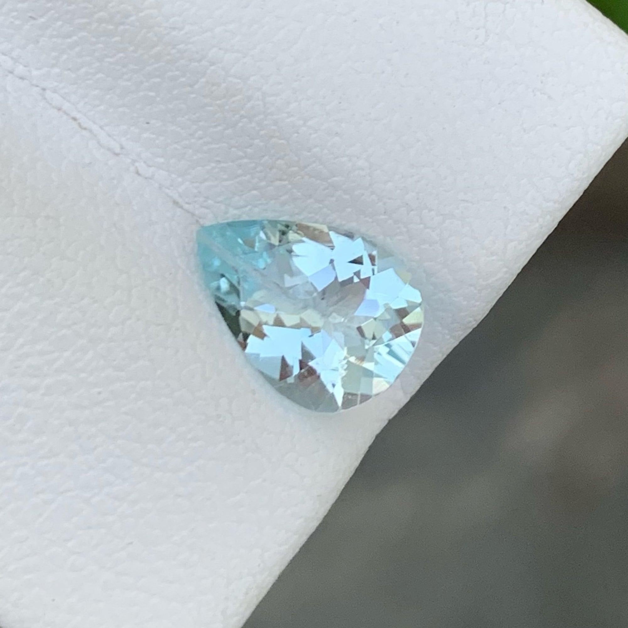 Women's or Men's Spectacular Natural Loose Aquamarine Gemstone 1.35 Carats Loose Aquamarine For Sale