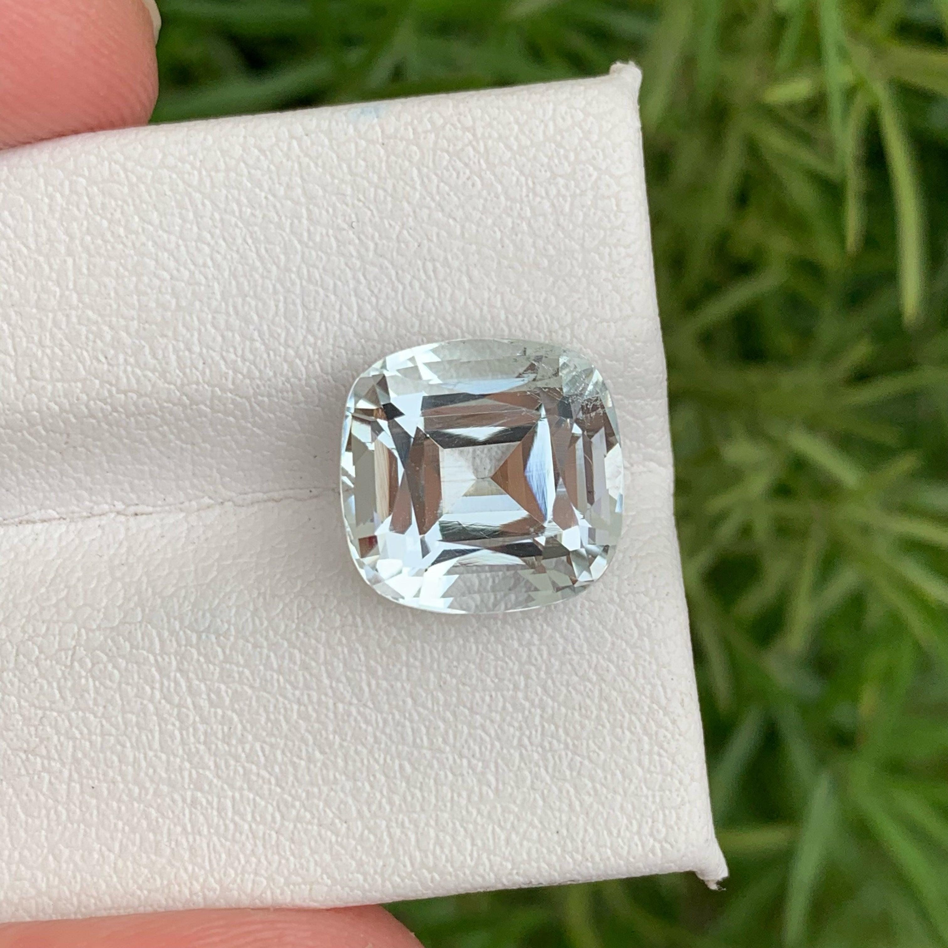 Modern Spectacular Natural Loose Aquamarine Gemstone 6.65 Carats Fine Gem High Quality For Sale