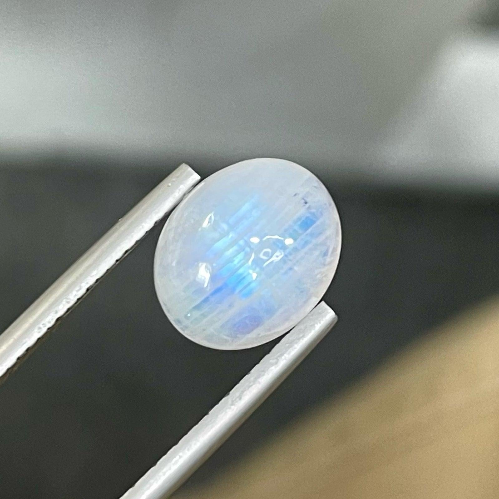 Women's or Men's Spectacular Natural Loose Moonstone Gemstone 4.30 Carats Cabochon Cut For Sale