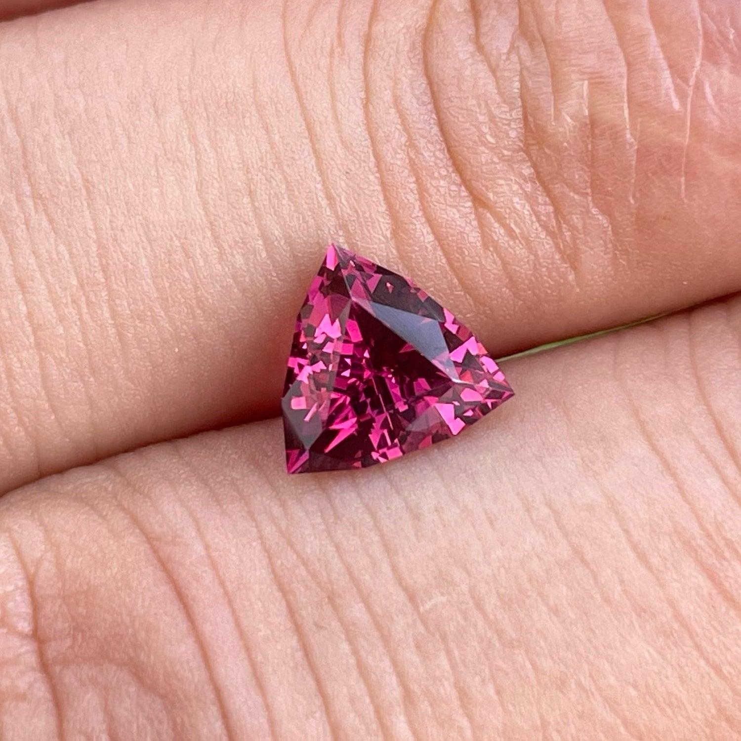 Modern Spectacular Natural Pink Garnet Gemstone 1.65 Carats Malawi Garnet For Jewelry  For Sale