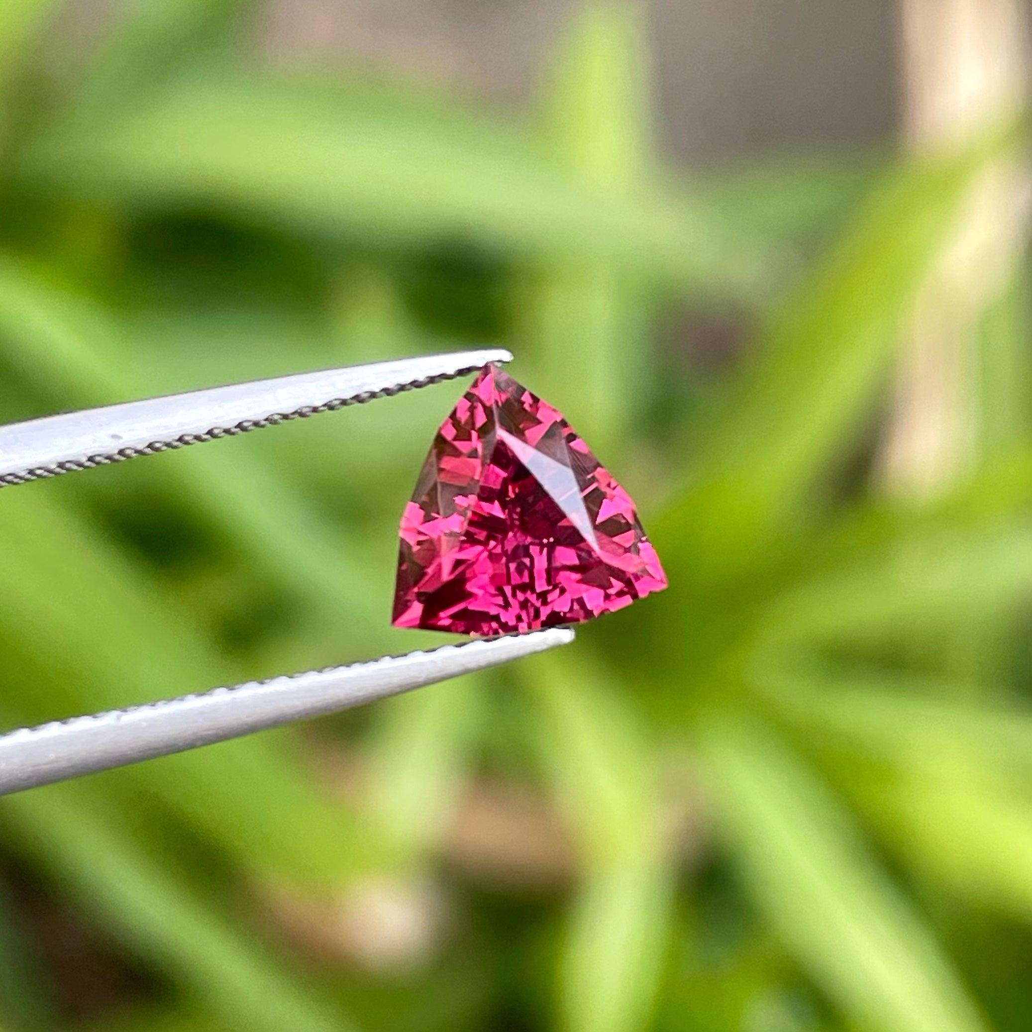 Spectacular Natural Pink Garnet Gemstone 1.65 Carats Malawi Garnet For Jewelry  In New Condition For Sale In Bangkok, TH