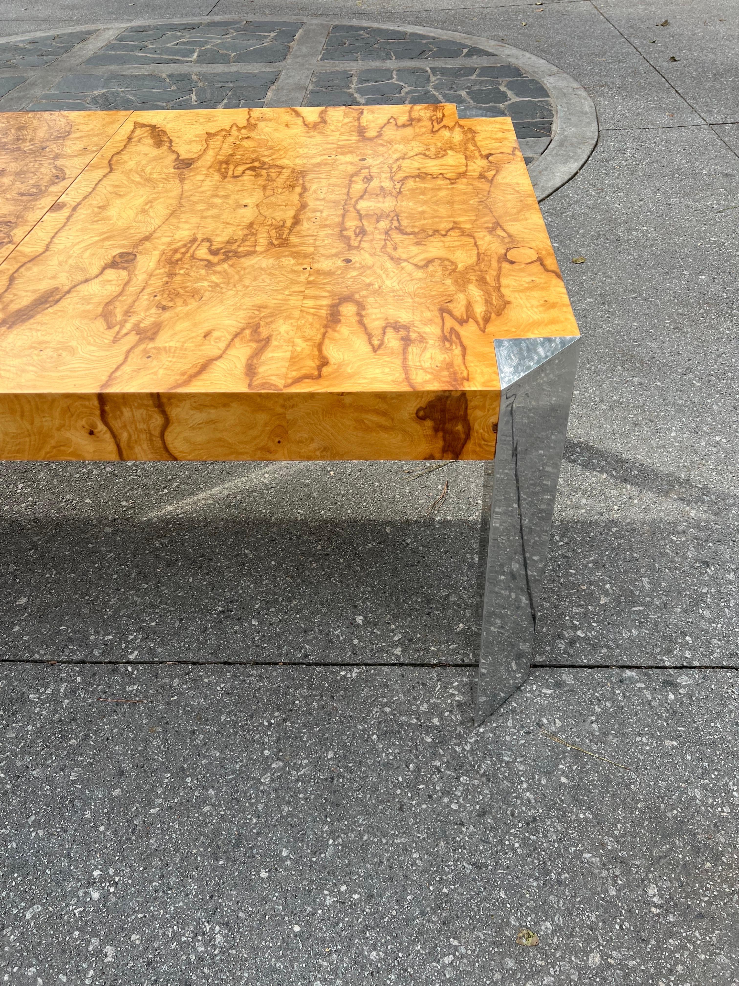 Spectaculaire table de salle à manger en bois d'olivier à motifs de papillons par Sprunger pour Dunbar en vente 5