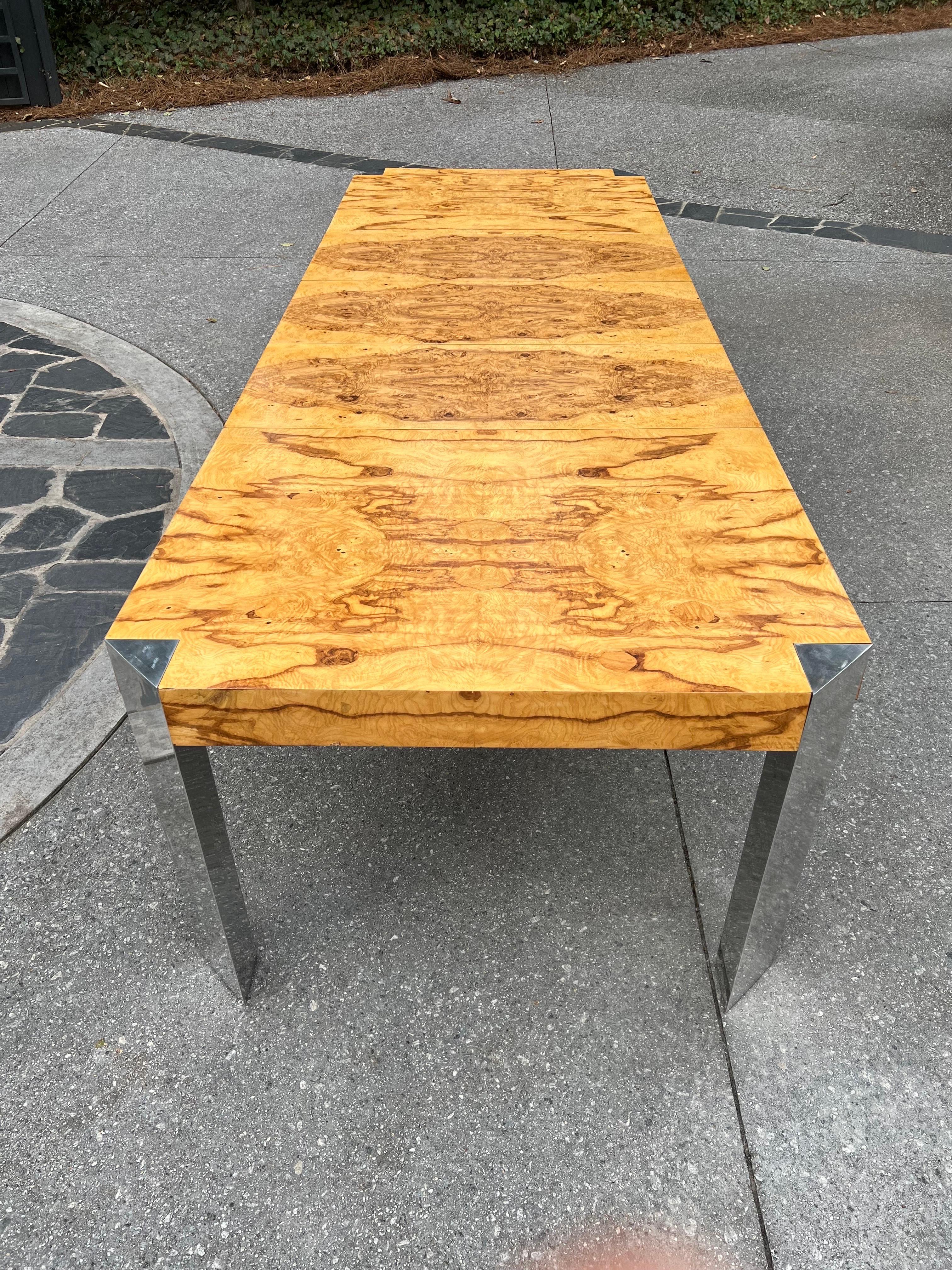 Spectaculaire table de salle à manger en bois d'olivier à motifs de papillons par Sprunger pour Dunbar en vente 6