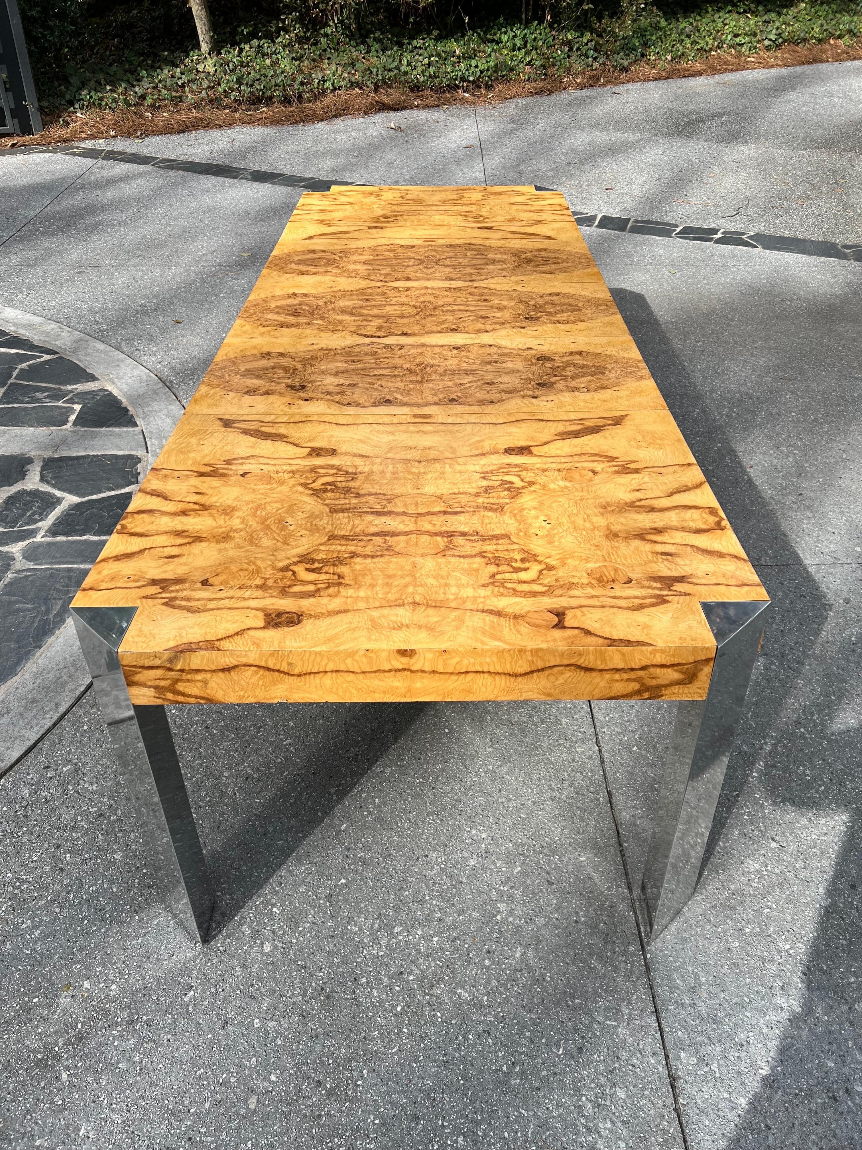 Spectaculaire table de salle à manger en bois d'olivier à motifs de papillons par Sprunger pour Dunbar en vente 9