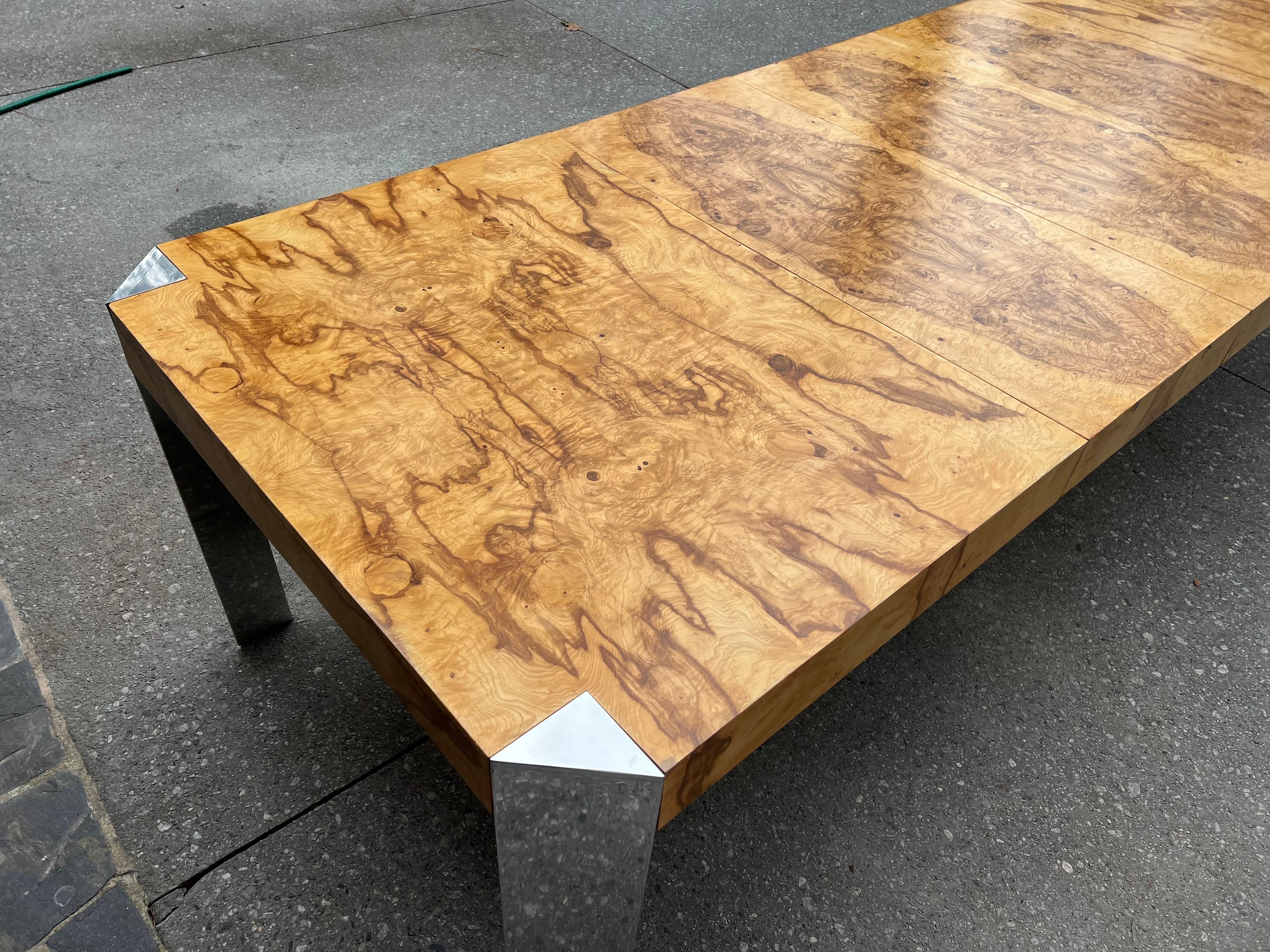 Américain Spectaculaire table de salle à manger en bois d'olivier à motifs de papillons par Sprunger pour Dunbar en vente