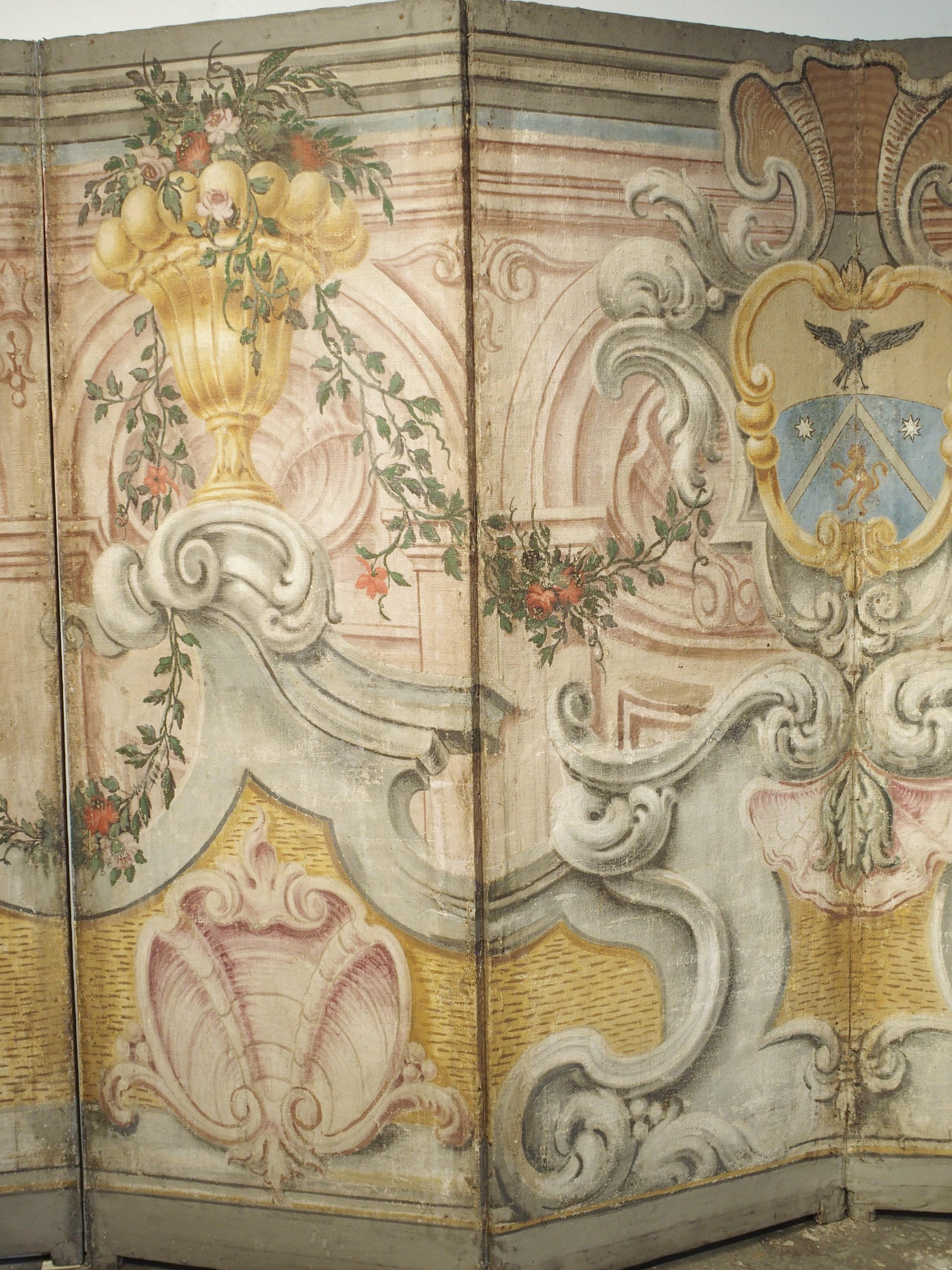 Spektakulärer bemalter sechsteiliger Wappen-Barockschirm mit Wappen aus Italien, um 1700 (18. Jahrhundert) im Angebot