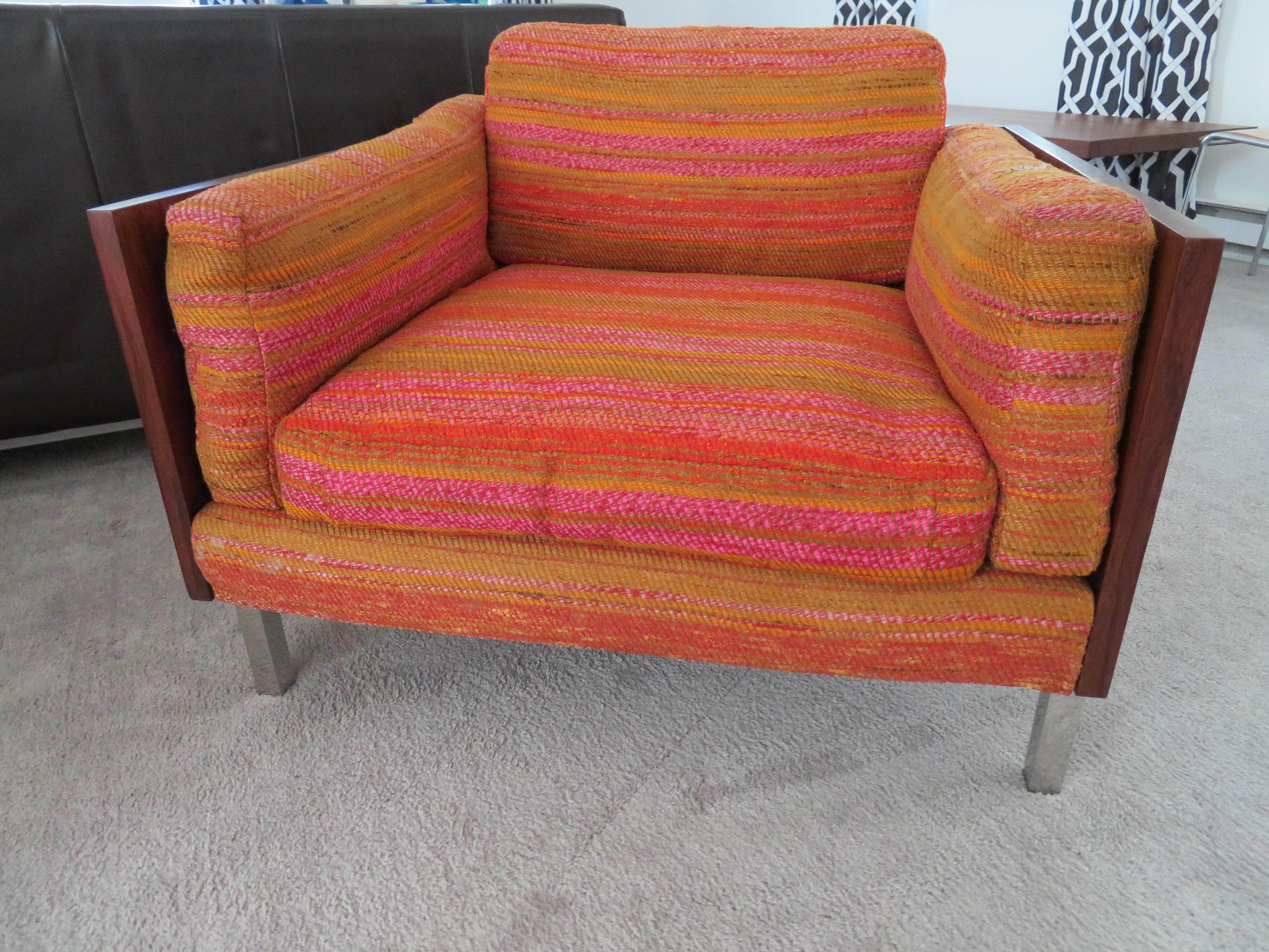Spektakuläres Paar Lounge-Sessel aus Palisanderholz mit John Stuart-Etiketten. Dieses Paar ist in einem ausgezeichneten Vintage-Zustand - das Palisanderholz wurde restauriert und in einen neuwertigen Zustand versetzt. Der Stoff ist original und