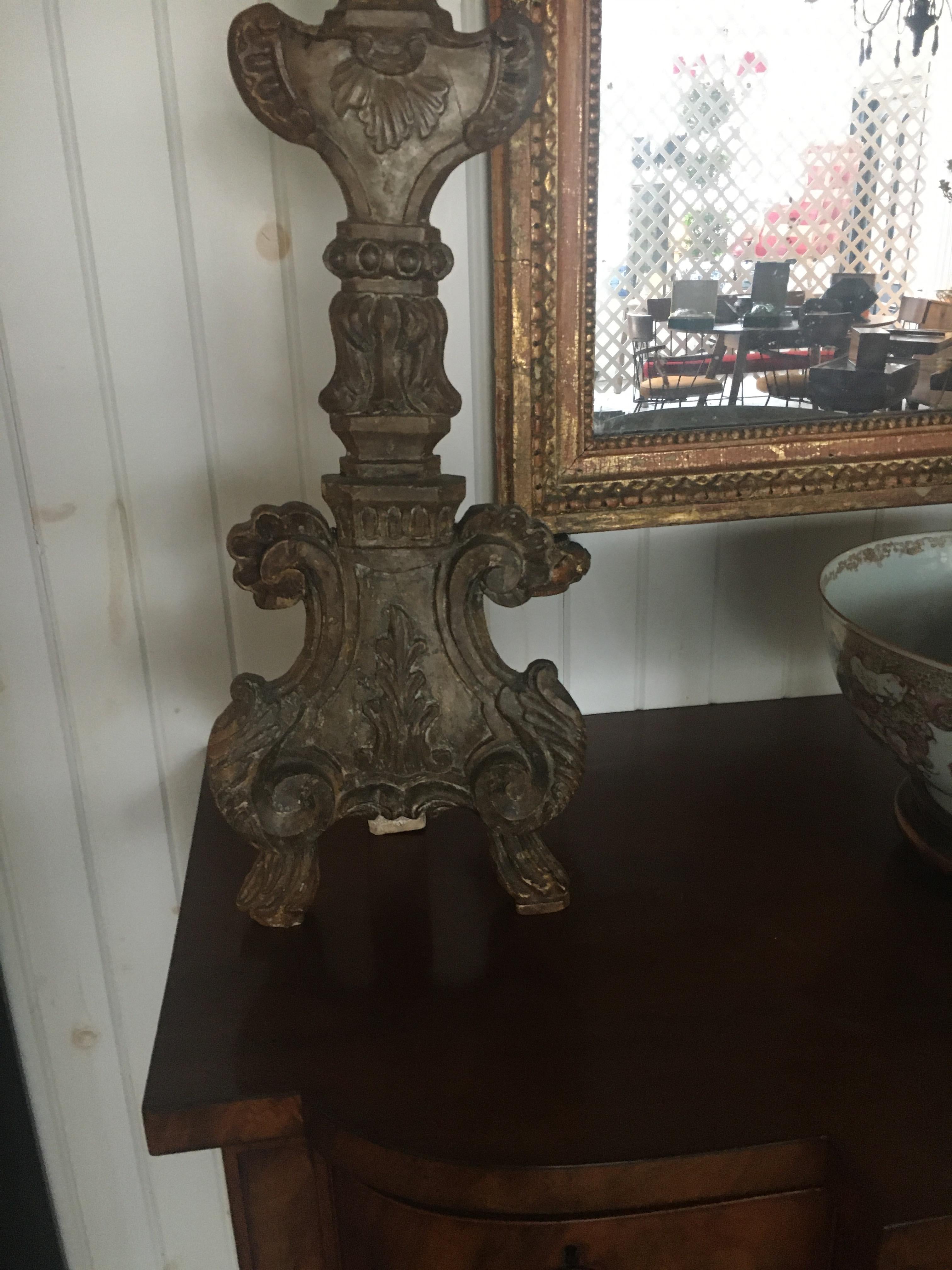 Baroque Spectaculaire paire de bougeoirs italiens du 18ème siècle, superbe finition ancienne usée/Patina en vente