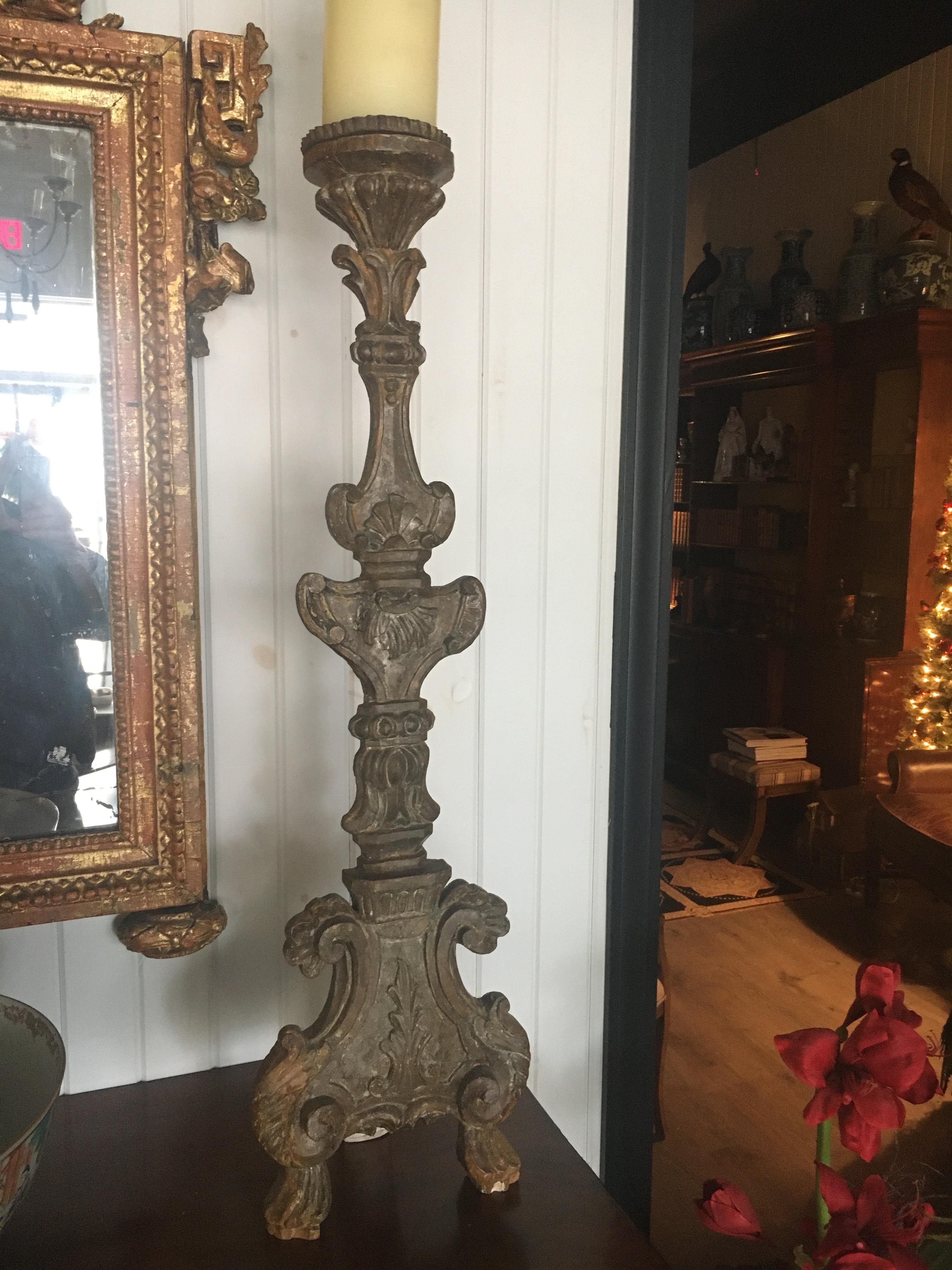 XVIIIe siècle et antérieur Spectaculaire paire de bougeoirs italiens du 18ème siècle, superbe finition ancienne usée/Patina en vente