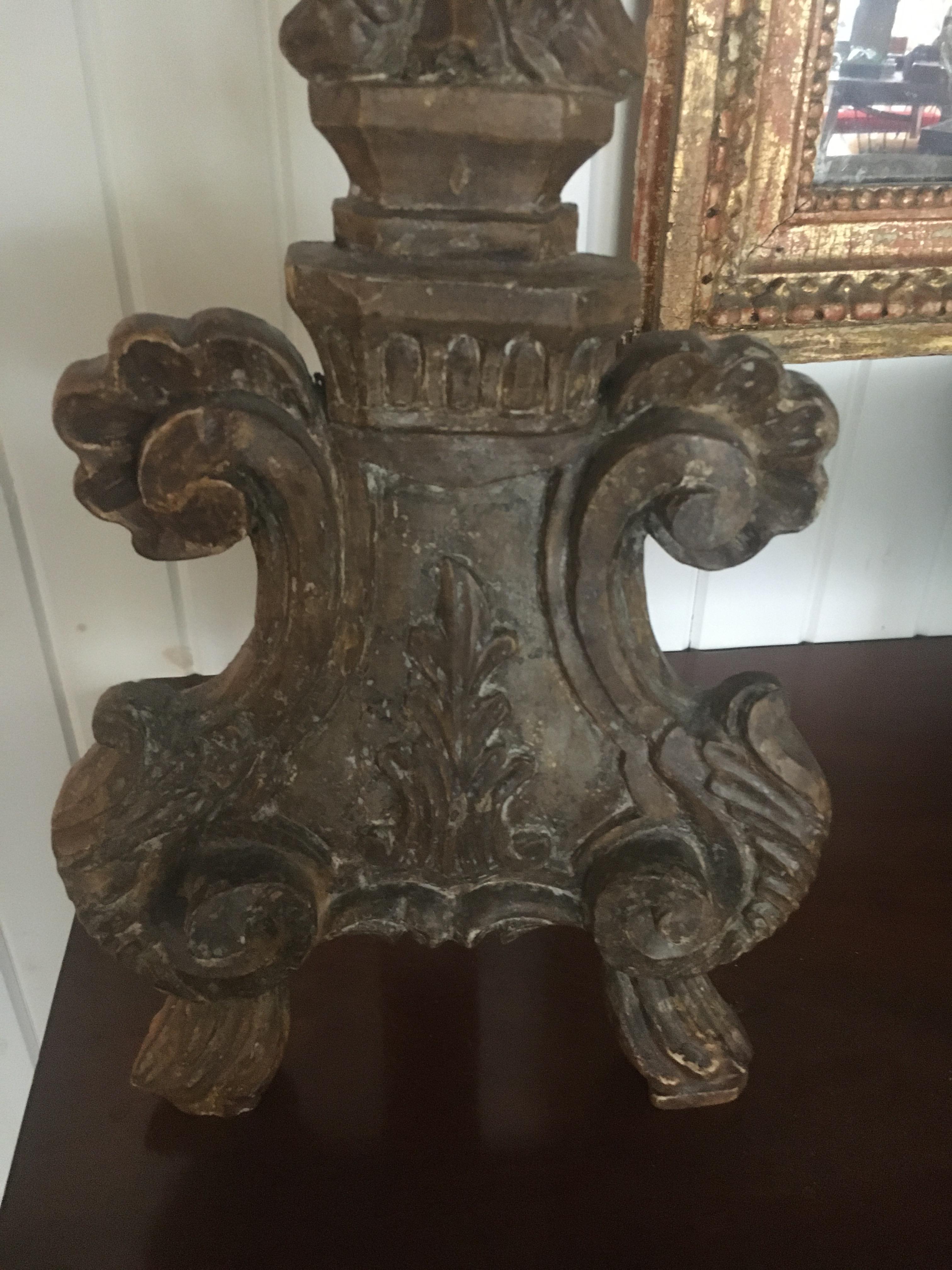 Bois Spectaculaire paire de bougeoirs italiens du 18ème siècle, superbe finition ancienne usée/Patina en vente