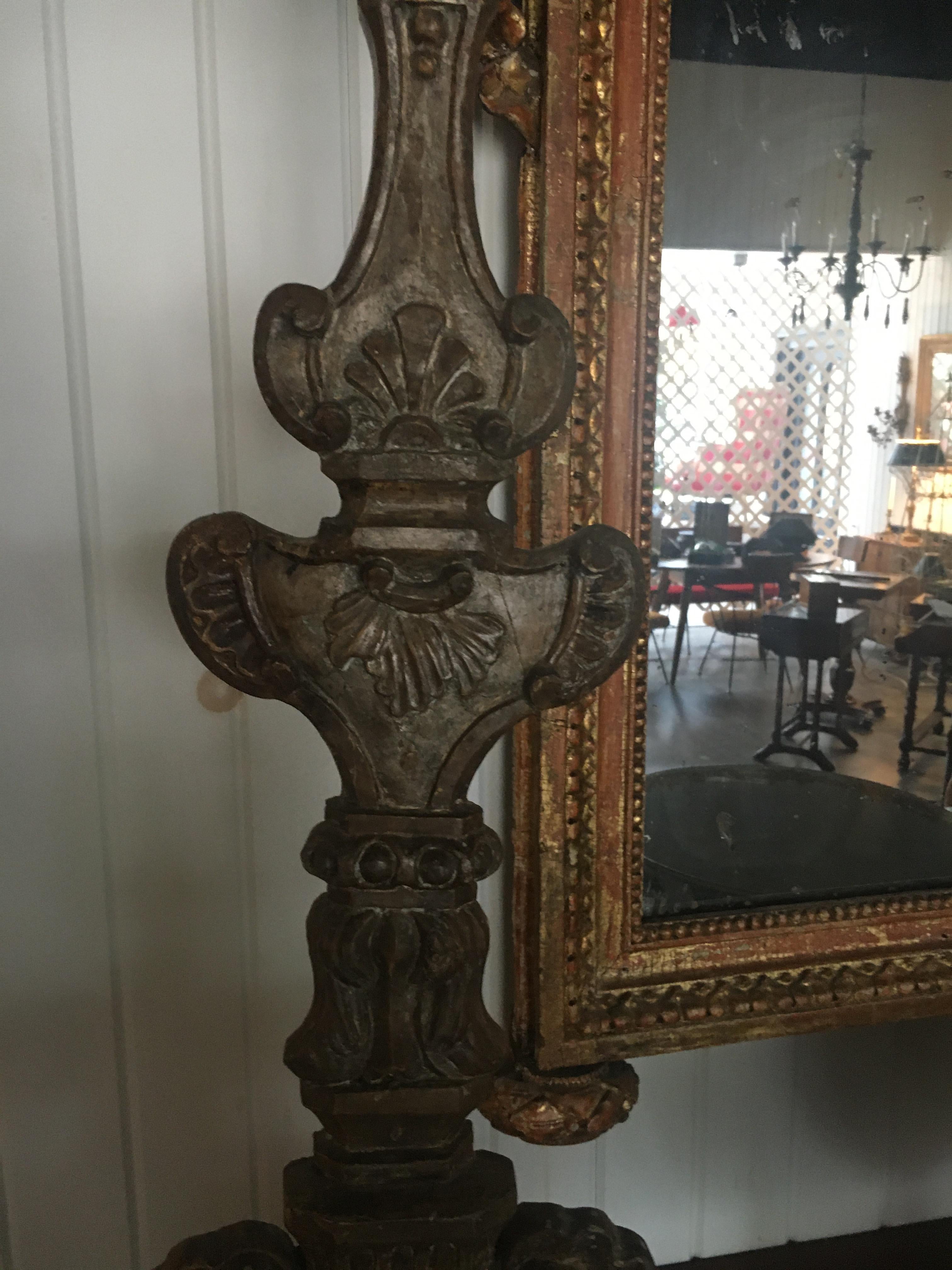 Spectaculaire paire de bougeoirs italiens du 18ème siècle, superbe finition ancienne usée/Patina en vente 1