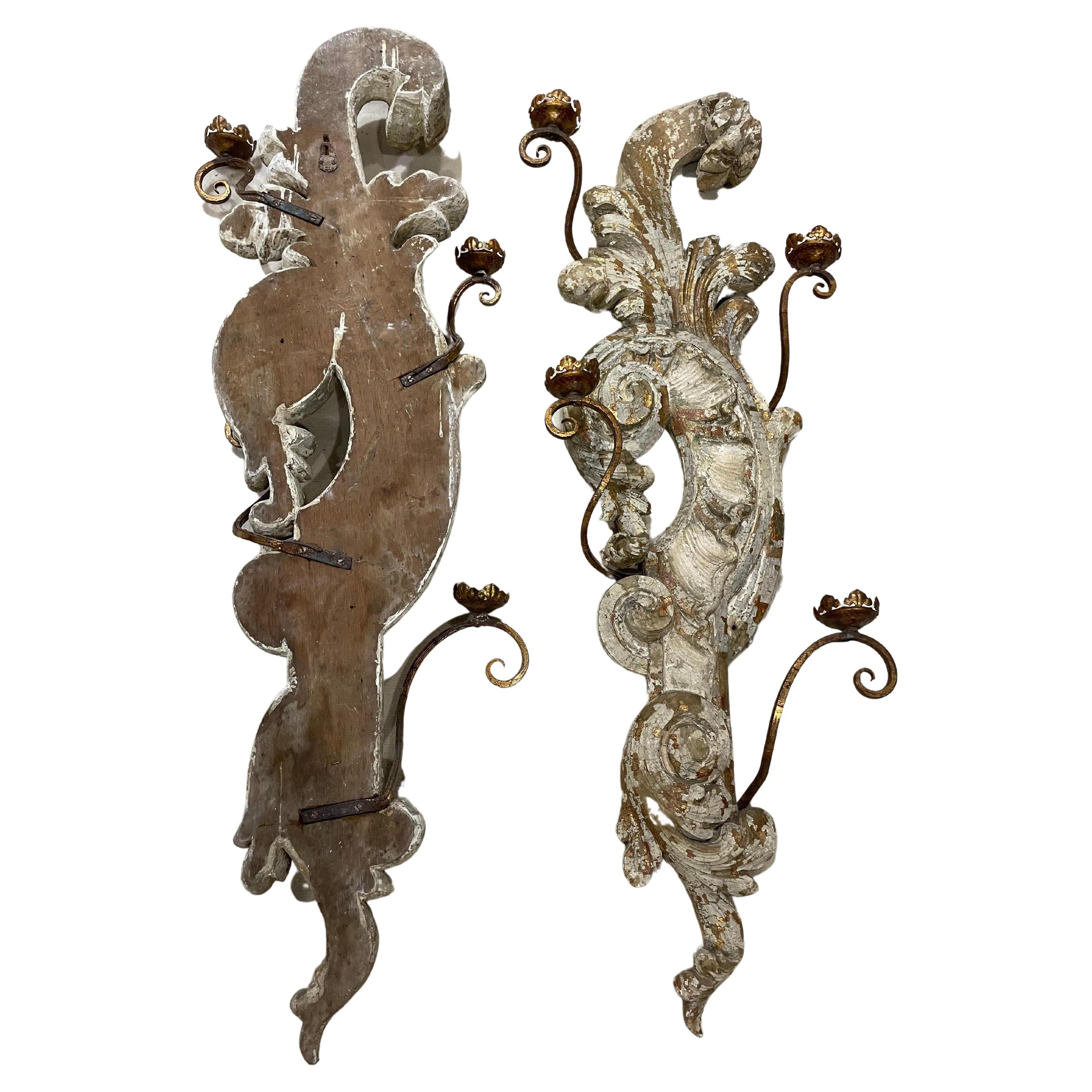 Spectacular and masives pair of wooden wall lamp has decorated with carved acanthus leaves with four arms of lights. The patina of time is superb, indeed the colors white, natural wood, golden and cracked gives a romantic and timeless tone to these