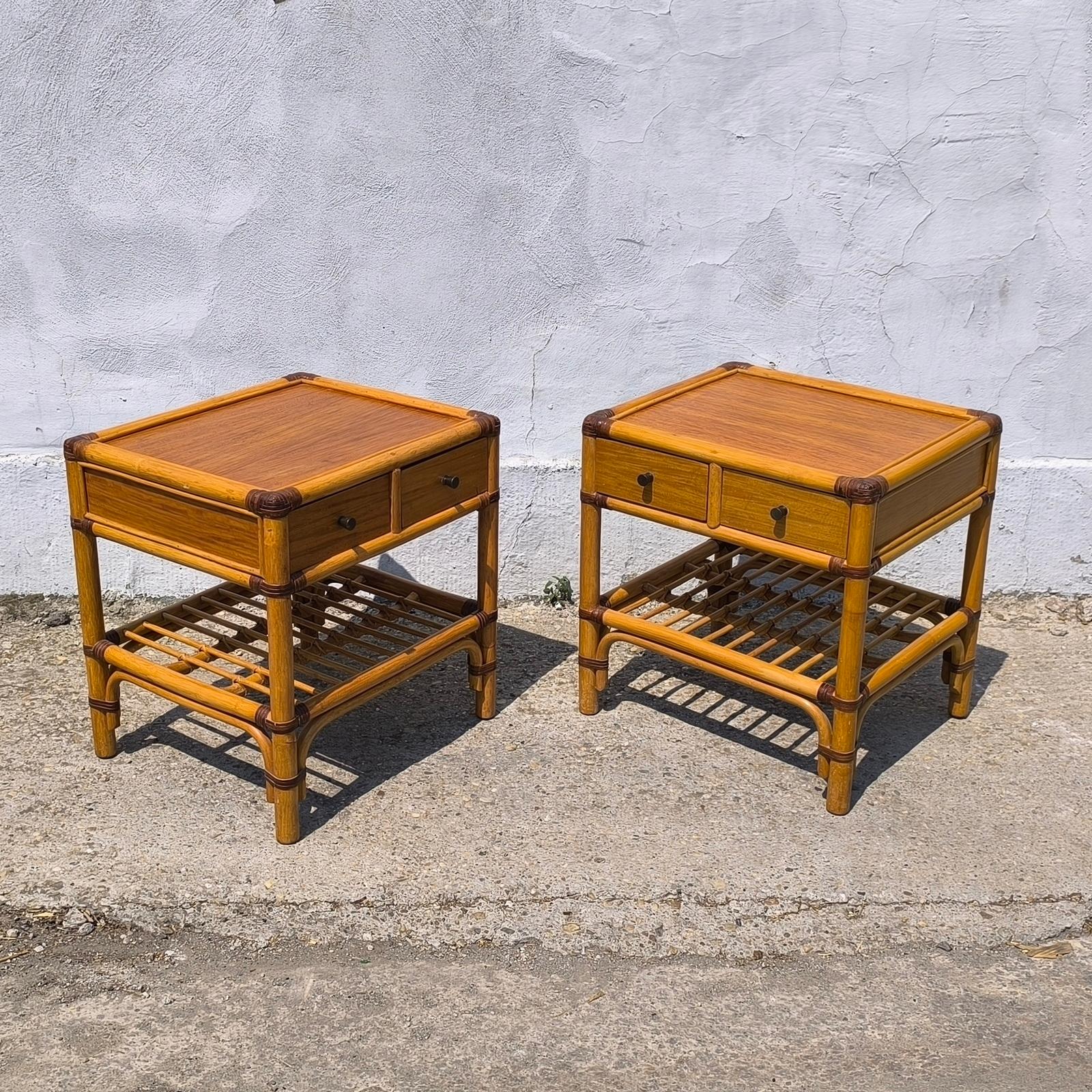 Spectaculaire paire de tables d'appoint en rotin de bambou avec tiroirs et étagères Mid-Century en vente 2