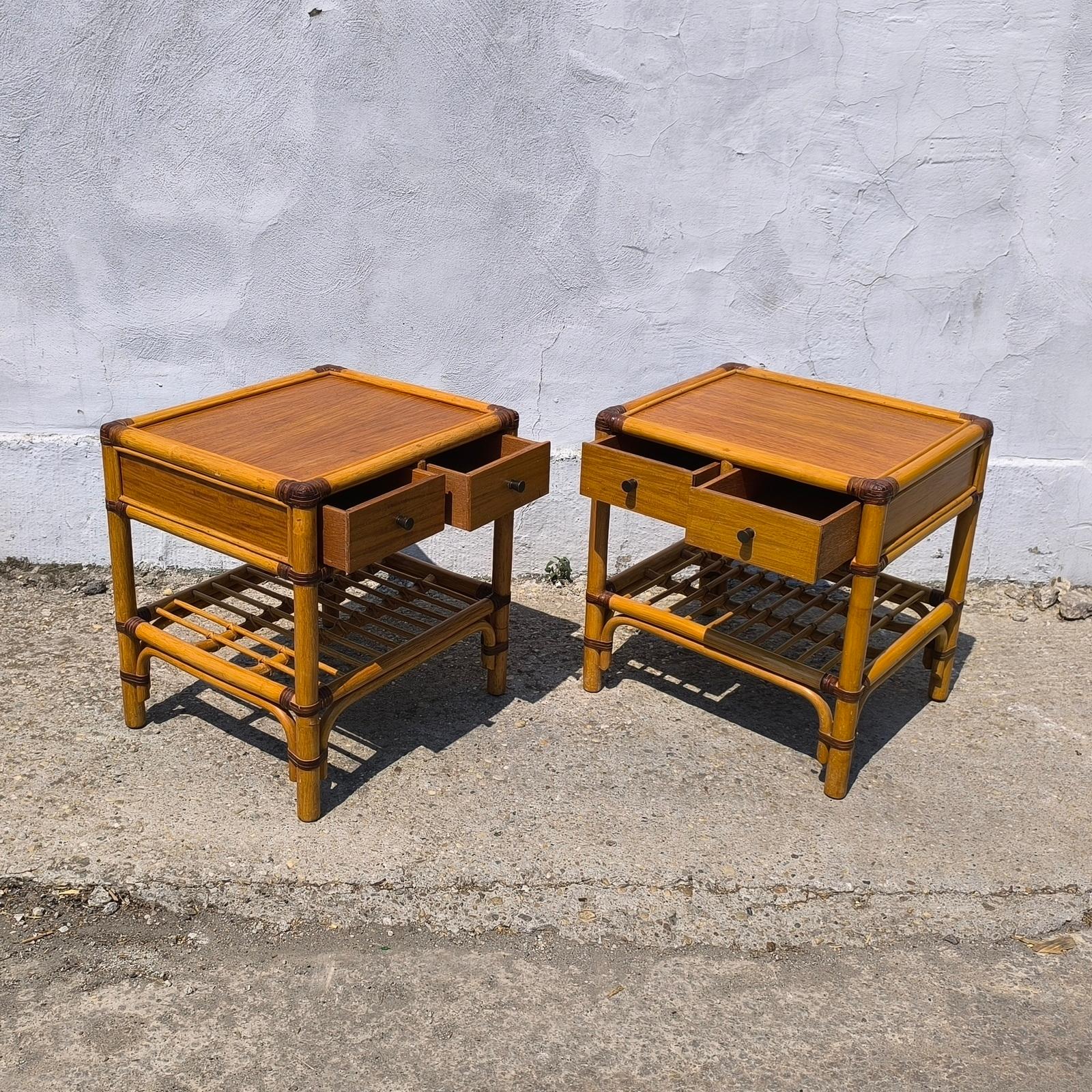 Spectaculaire paire de tables d'appoint en rotin de bambou avec tiroirs et étagères Mid-Century en vente 3
