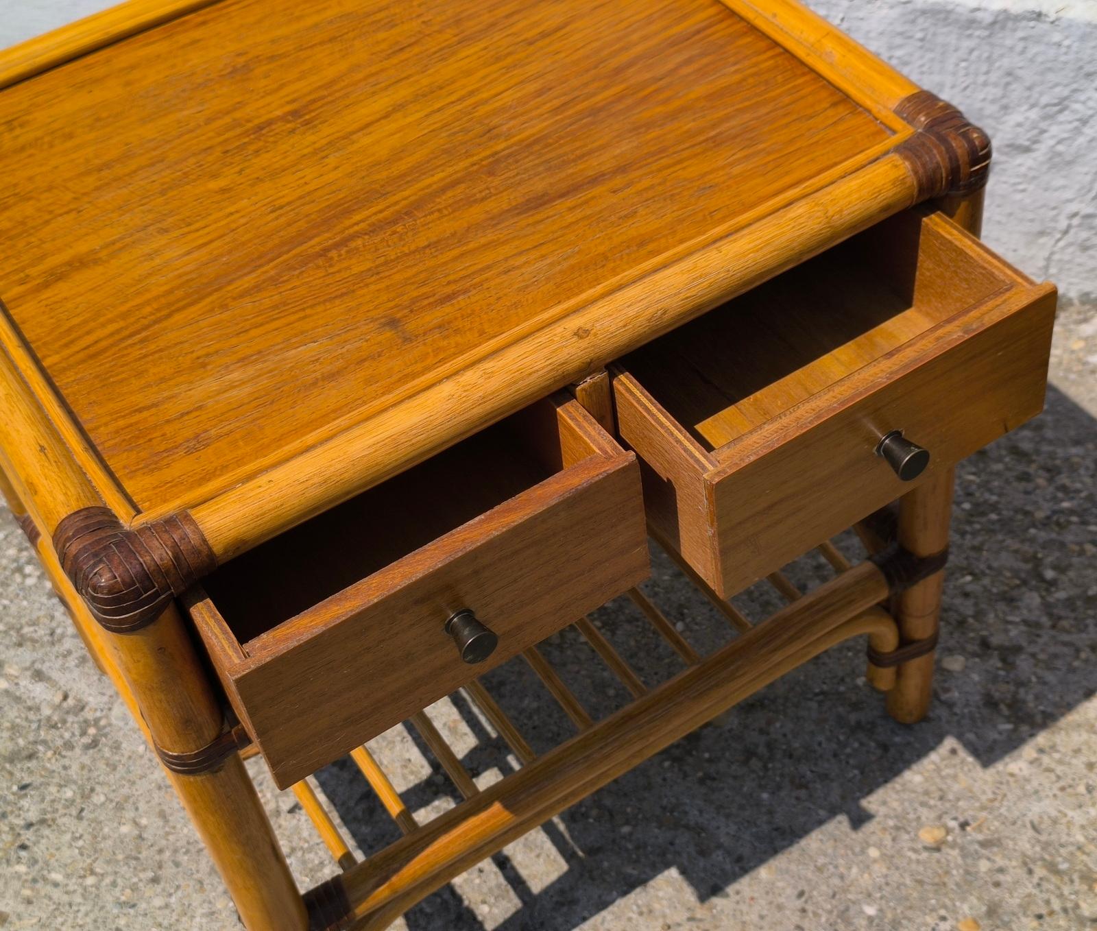 Spectaculaire paire de tables d'appoint en rotin de bambou avec tiroirs et étagères Mid-Century en vente 4