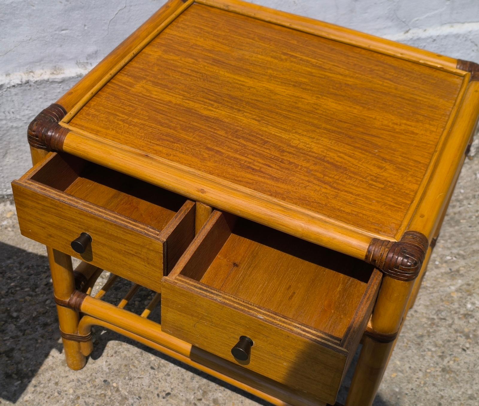 Spectaculaire paire de tables d'appoint en rotin de bambou avec tiroirs et étagères Mid-Century en vente 5