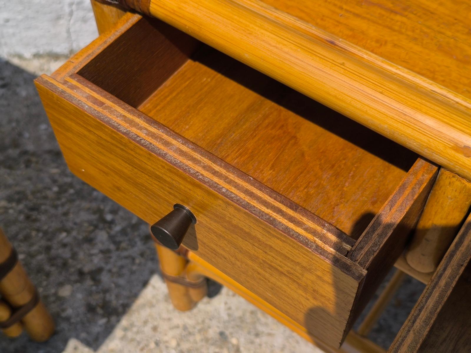 Spectaculaire paire de tables d'appoint en rotin de bambou avec tiroirs et étagères Mid-Century en vente 6