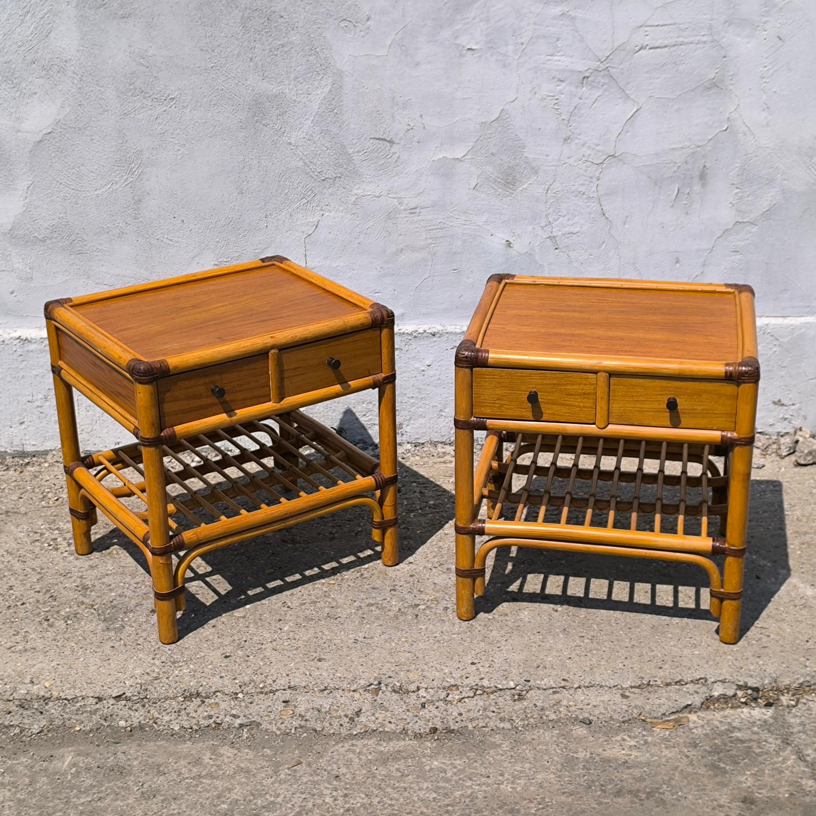Spectaculaire paire de tables d'appoint en rotin de bambou de Manille avec tiroirs et étagères, datant du milieu du siècle dernier, conçue par Kenneth Bergenblad pour DUX en Suède.
L'ensemble tête et pied de lit assorti est disponible, recherchez