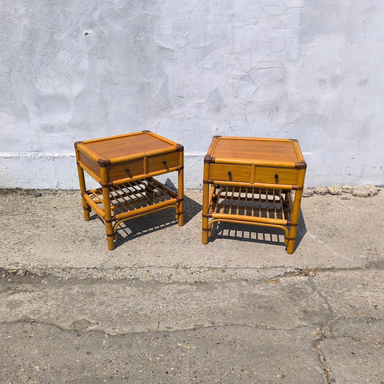 Mid-Century Modern Spectaculaire paire de tables d'appoint en rotin de bambou avec tiroirs et étagères Mid-Century en vente