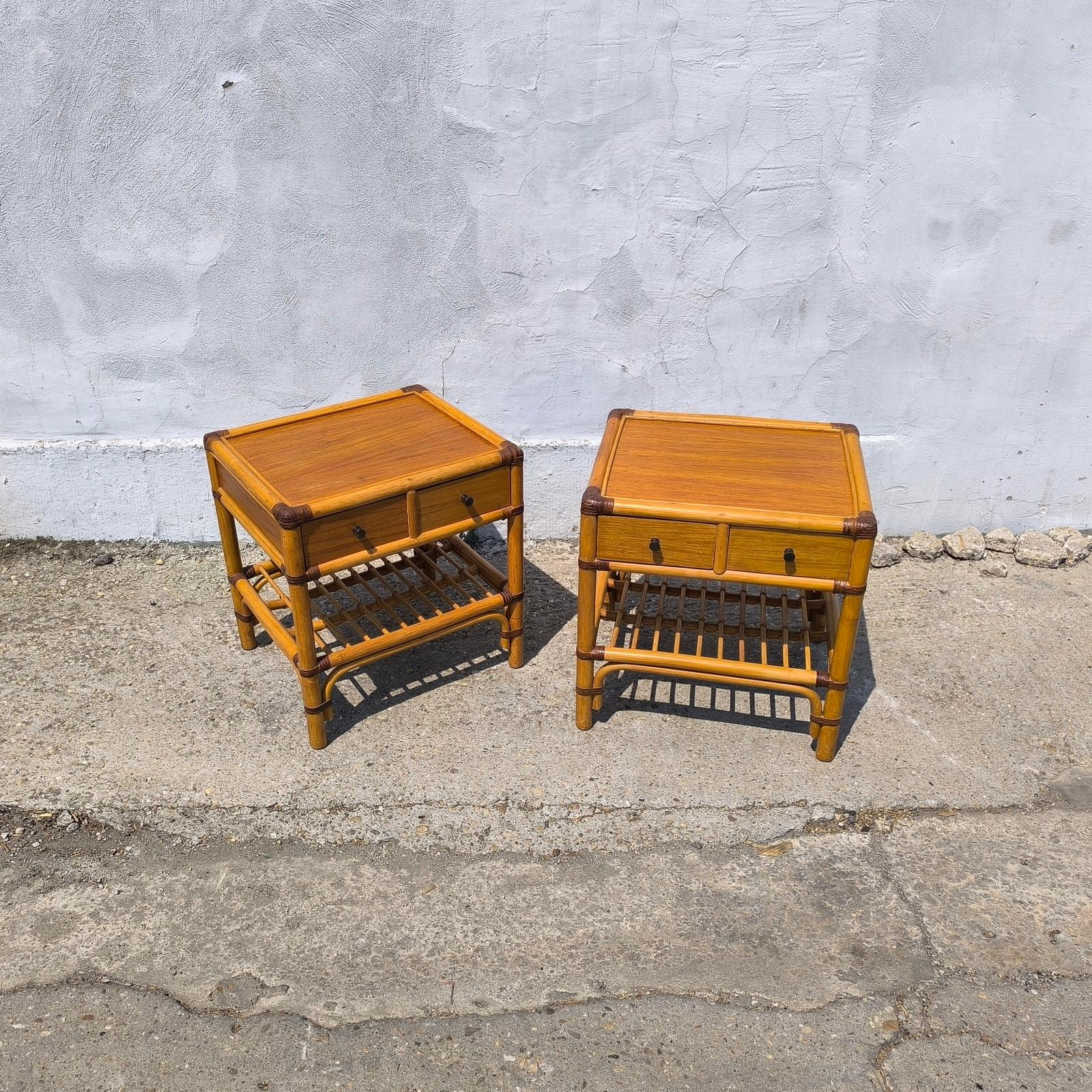 Suédois Spectaculaire paire de tables d'appoint en rotin de bambou avec tiroirs et étagères Mid-Century en vente