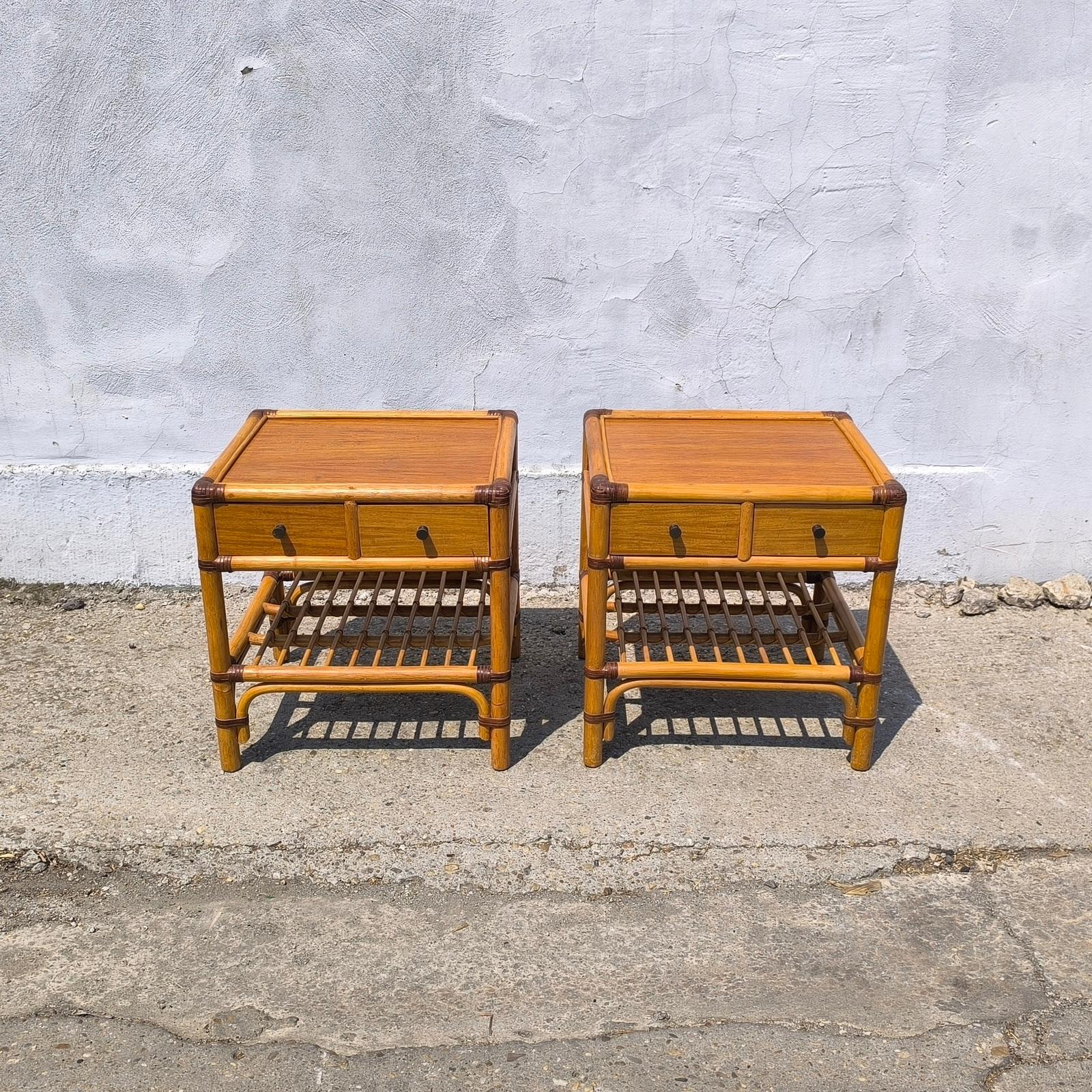 Fait main Spectaculaire paire de tables d'appoint en rotin de bambou avec tiroirs et étagères Mid-Century en vente