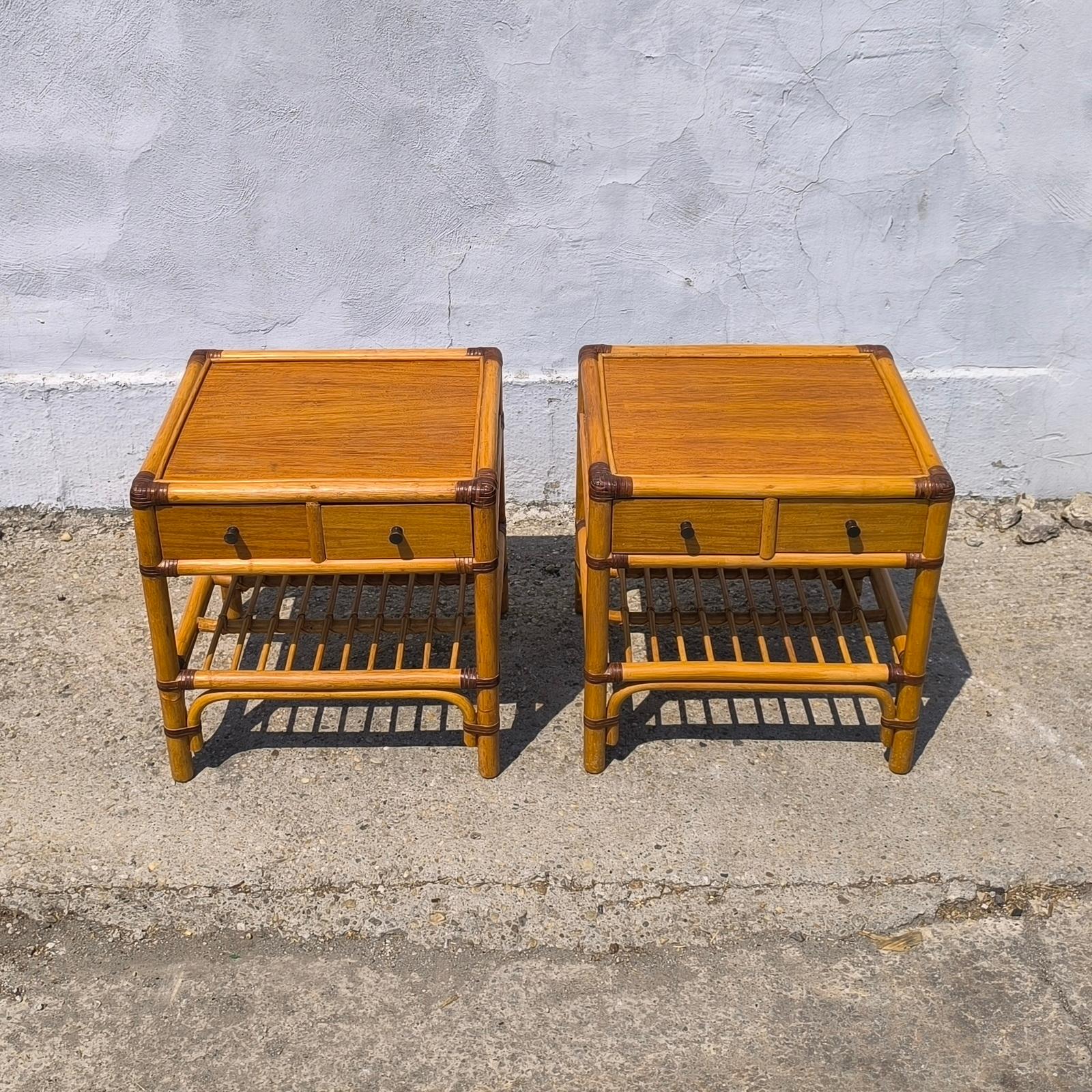 Spectaculaire paire de tables d'appoint en rotin de bambou avec tiroirs et étagères Mid-Century Bon état - En vente à Bochum, NRW