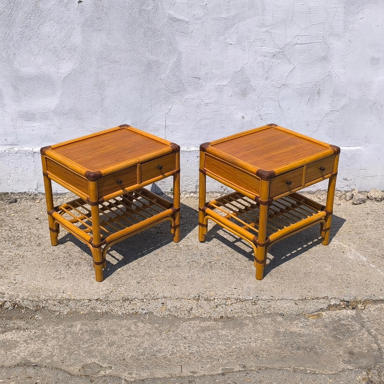 Milieu du XXe siècle Spectaculaire paire de tables d'appoint en rotin de bambou avec tiroirs et étagères Mid-Century en vente