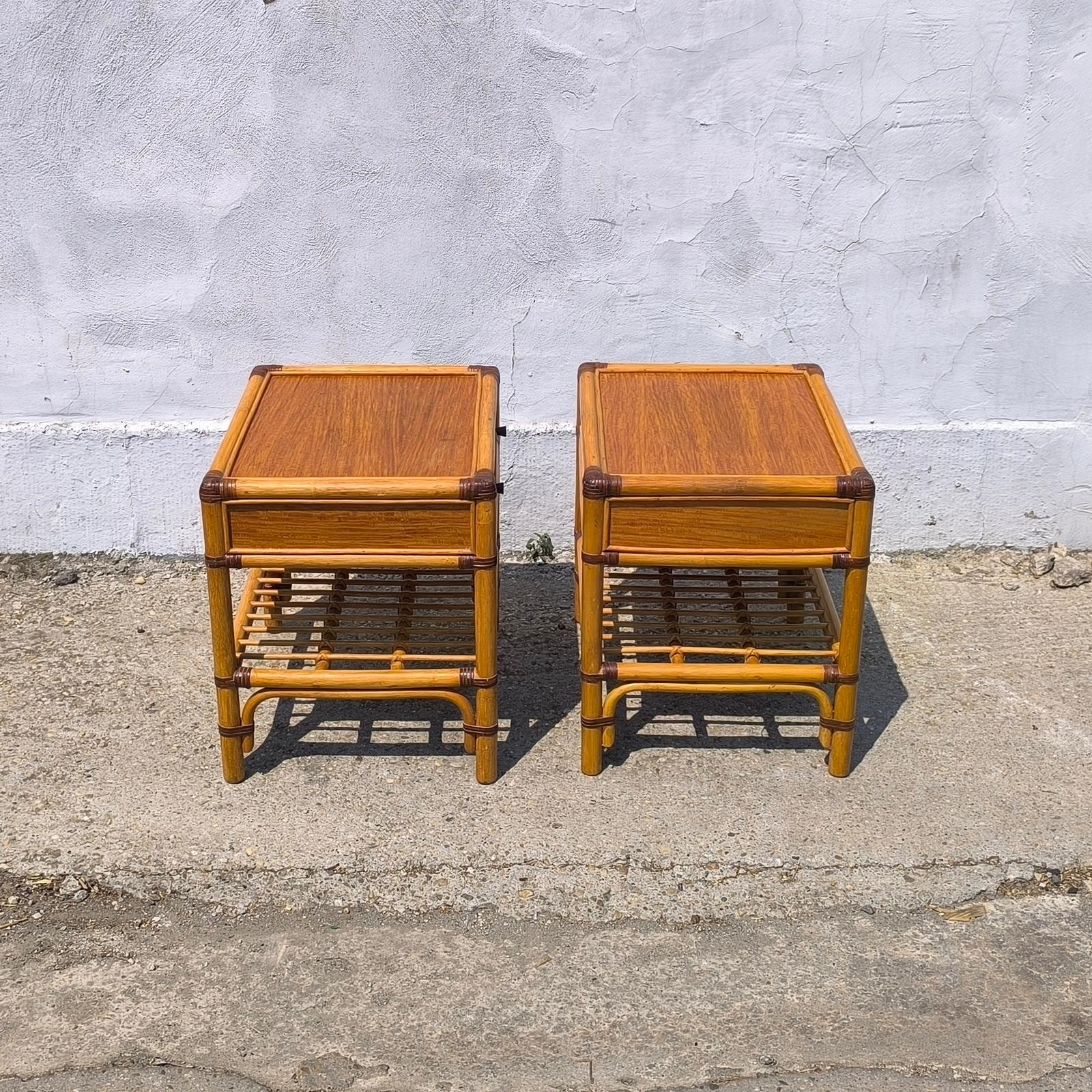 Bambou Spectaculaire paire de tables d'appoint en rotin de bambou avec tiroirs et étagères Mid-Century en vente