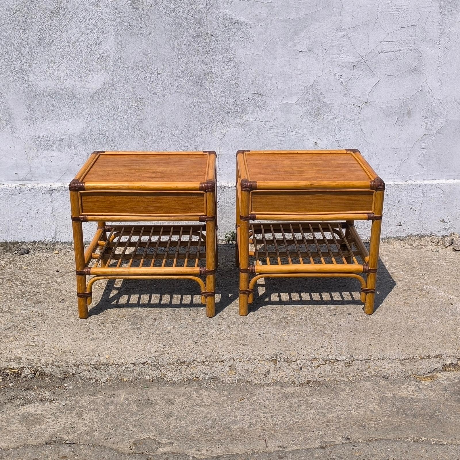 Spectaculaire paire de tables d'appoint en rotin de bambou avec tiroirs et étagères Mid-Century en vente 1