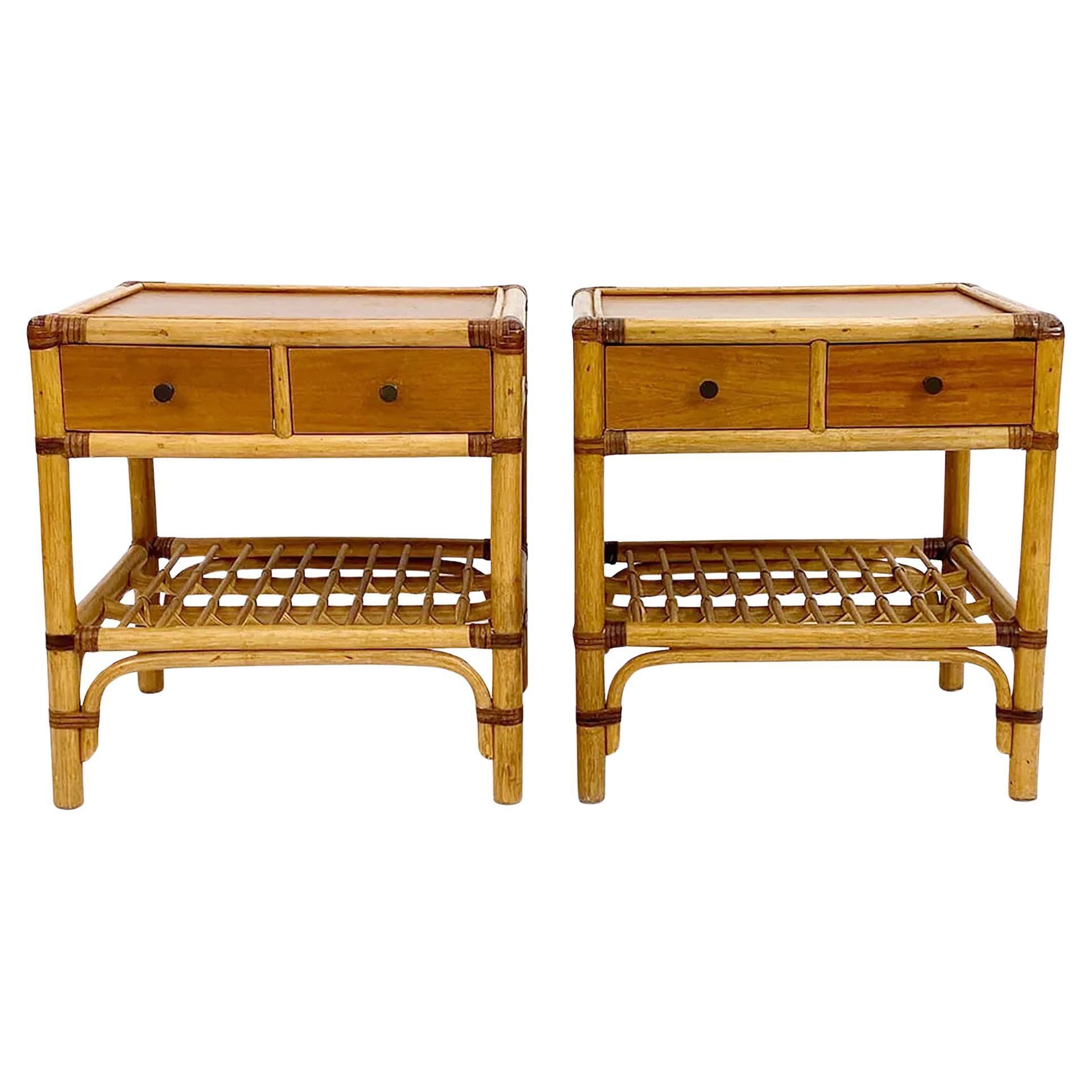 Spectaculaire paire de tables d'appoint en rotin de bambou avec tiroirs et étagères Mid-Century en vente
