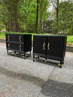 Espectacular pareja de cómodas con puertas y cajones de caña y latón de Tommi Parzinger