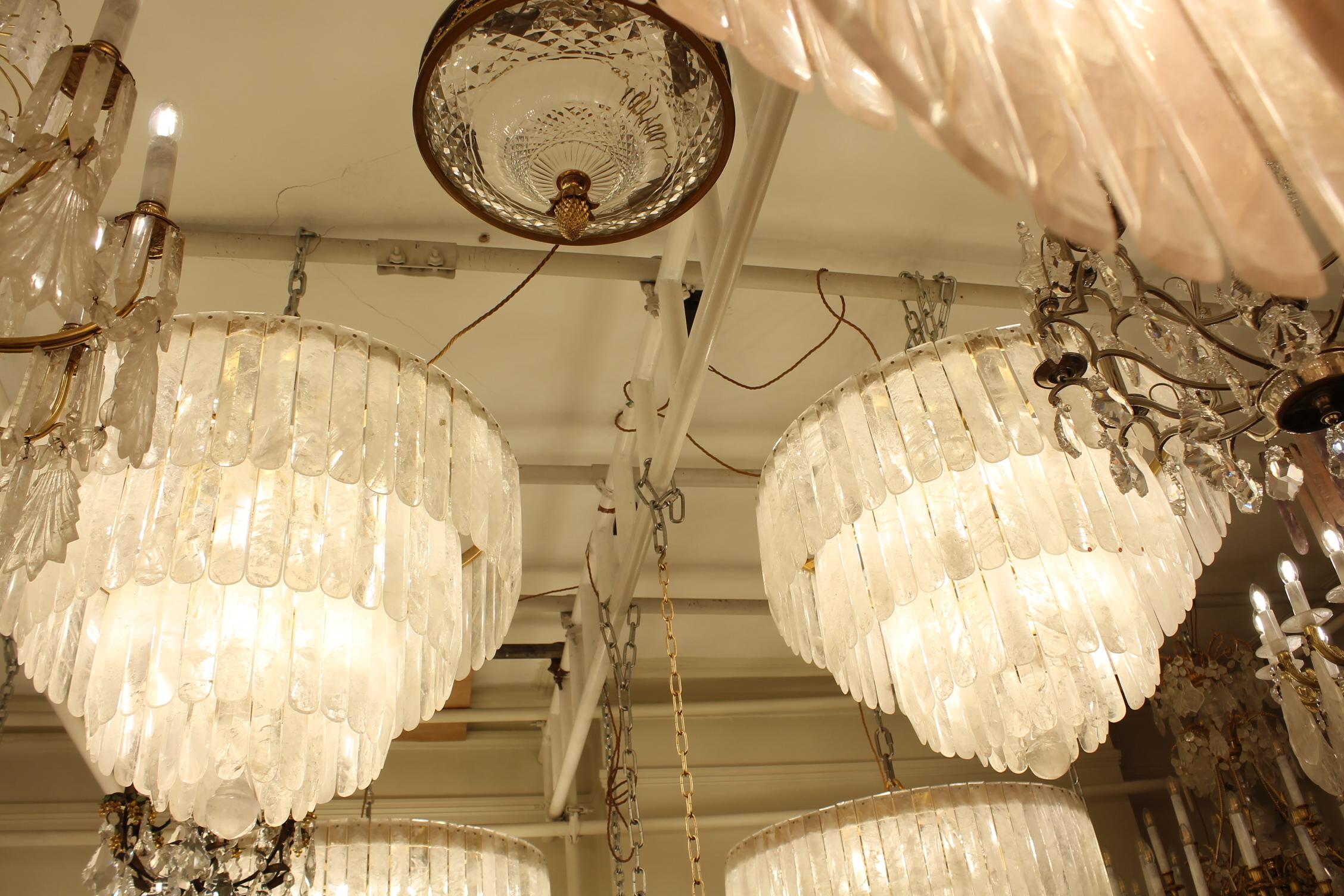 Spettacolare coppia di lampadari circolari in cristallo di rocca a più livelli in vendita 3