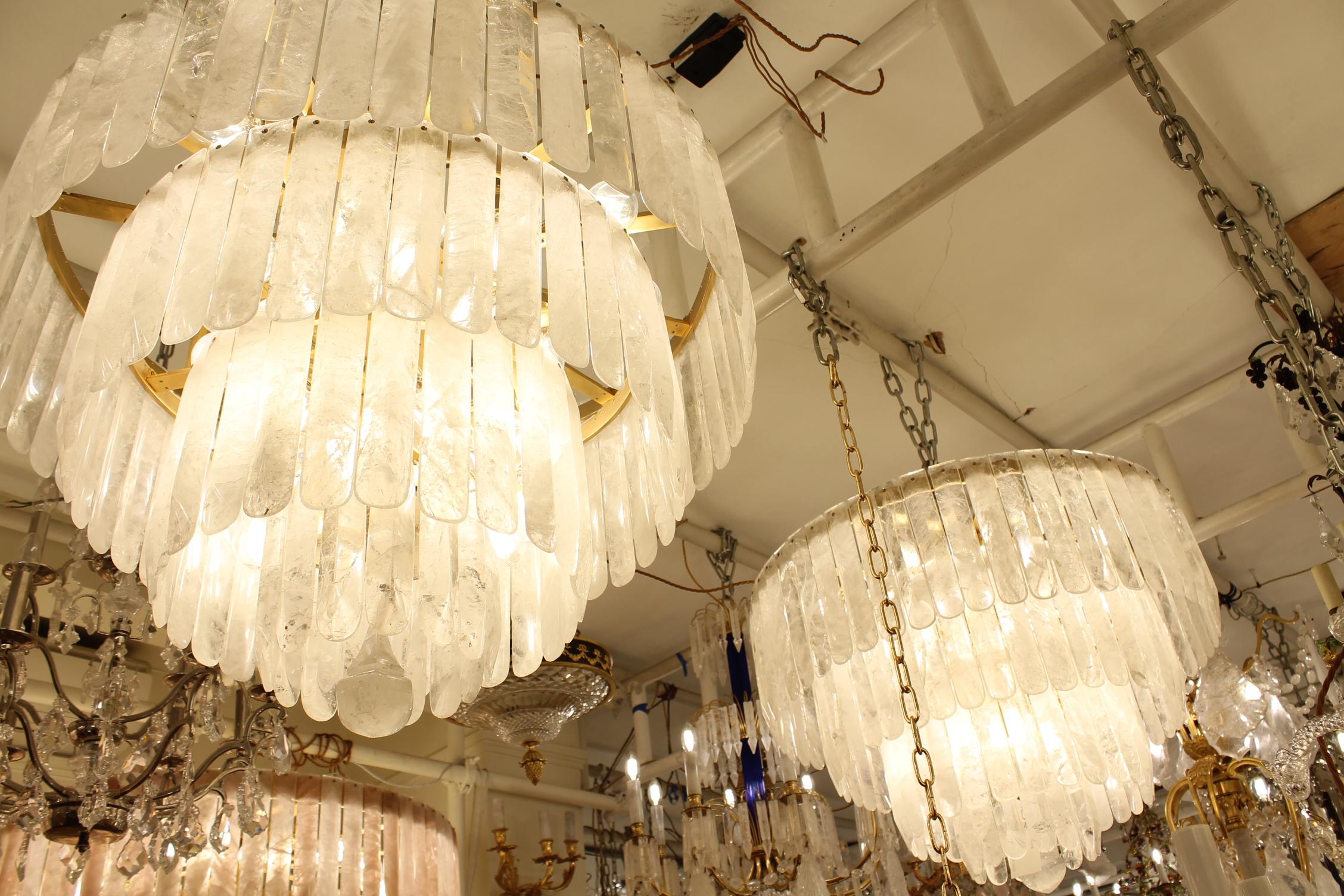 XXI secolo e contemporaneo Spettacolare coppia di lampadari circolari in cristallo di rocca a più livelli in vendita