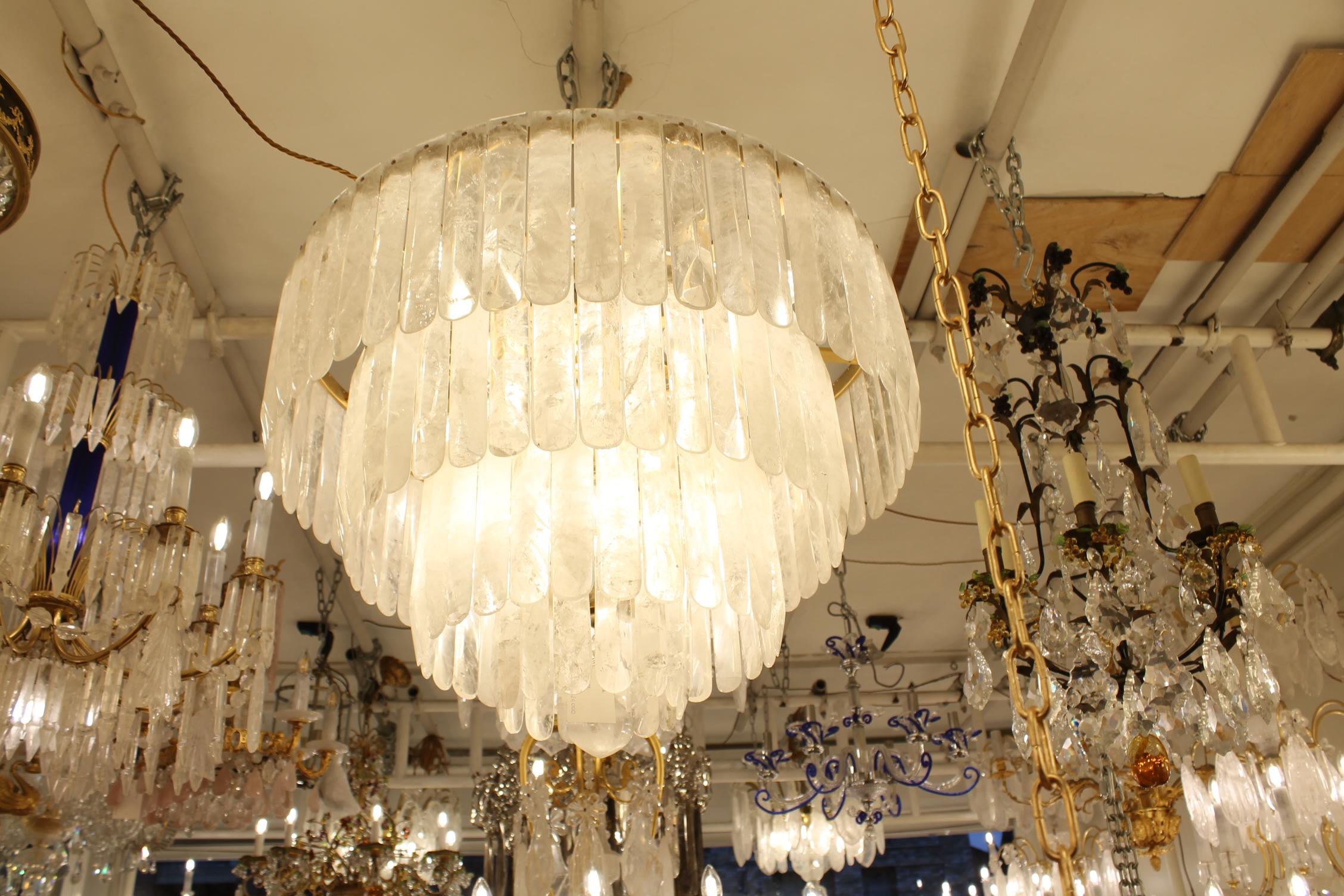 Spettacolare coppia di lampadari circolari in cristallo di rocca a più livelli in vendita 1
