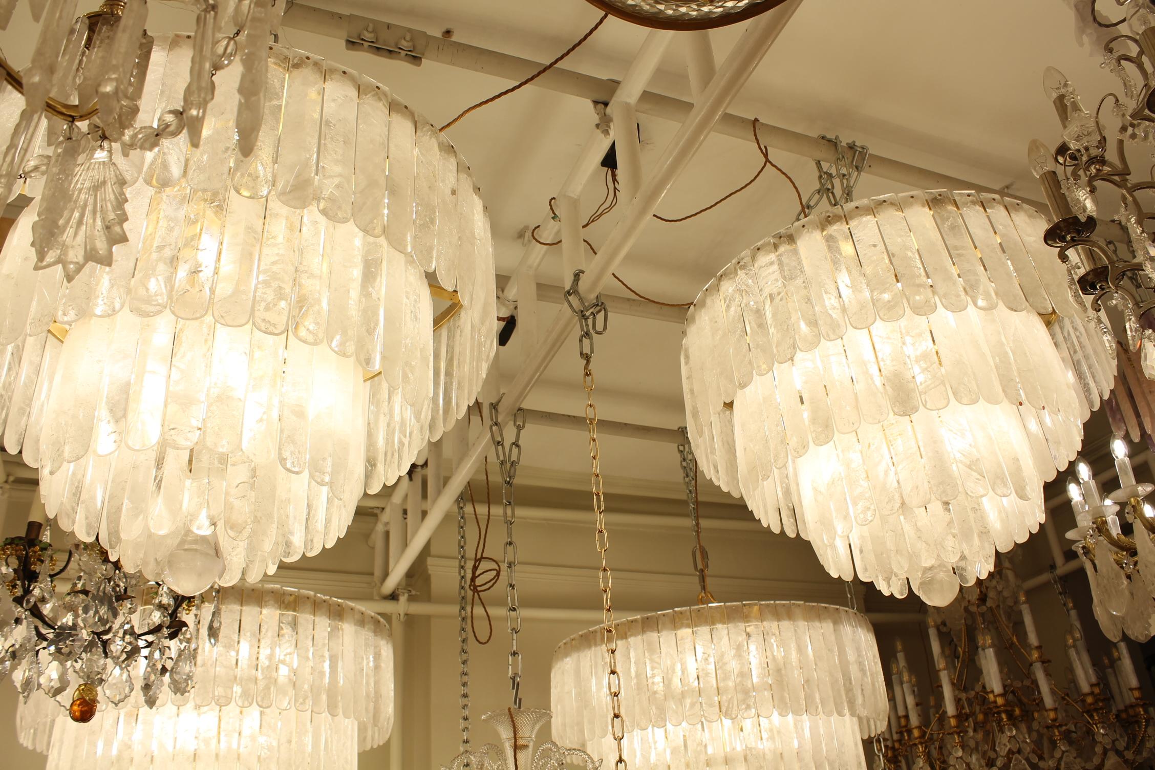 Spettacolare coppia di lampadari circolari in cristallo di rocca a più livelli in vendita 2