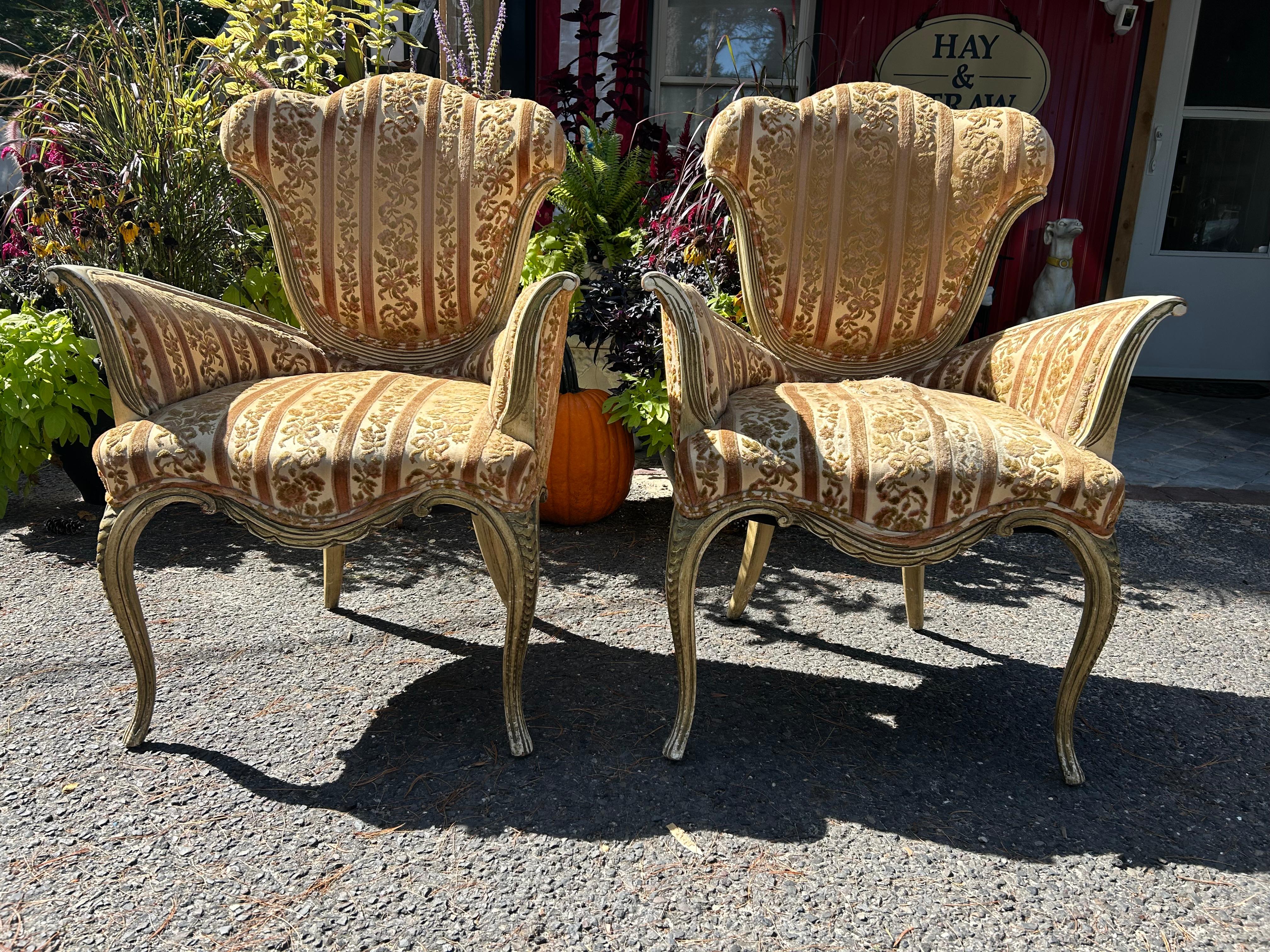 Jolie paire de chaises longues Grosfeld House de style Régence hollywoodienne.  Nous adorons les accoudoirs fantaisistes et les pieds cabriole.  Le tissu est usé et daté et devra être remplacé.  Ces belles chaises mesurent 38 