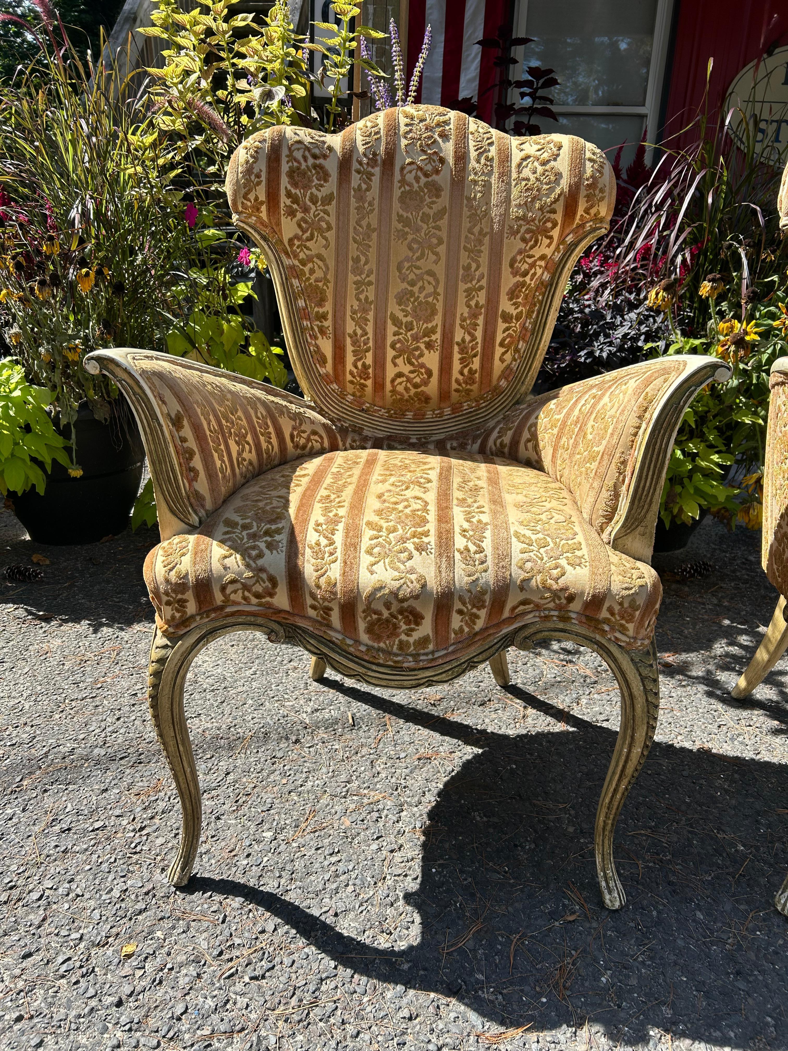 Sculpté Spectaculaire paire de chaises longues à accoudoirs Grosfeld House Hollywood Regency Modern en vente