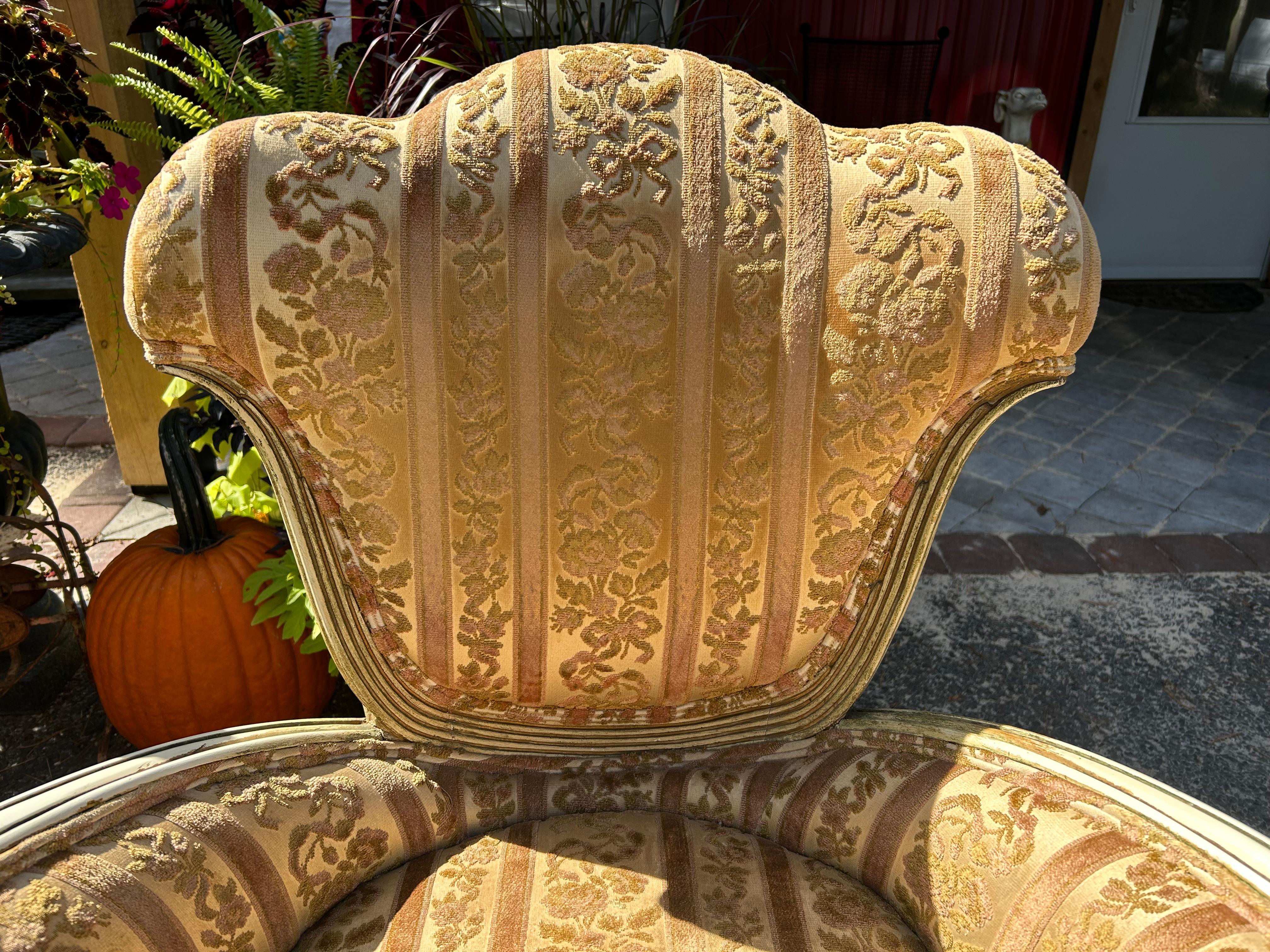 Tissu d'ameublement Spectaculaire paire de chaises longues à accoudoirs Grosfeld House Hollywood Regency Modern en vente