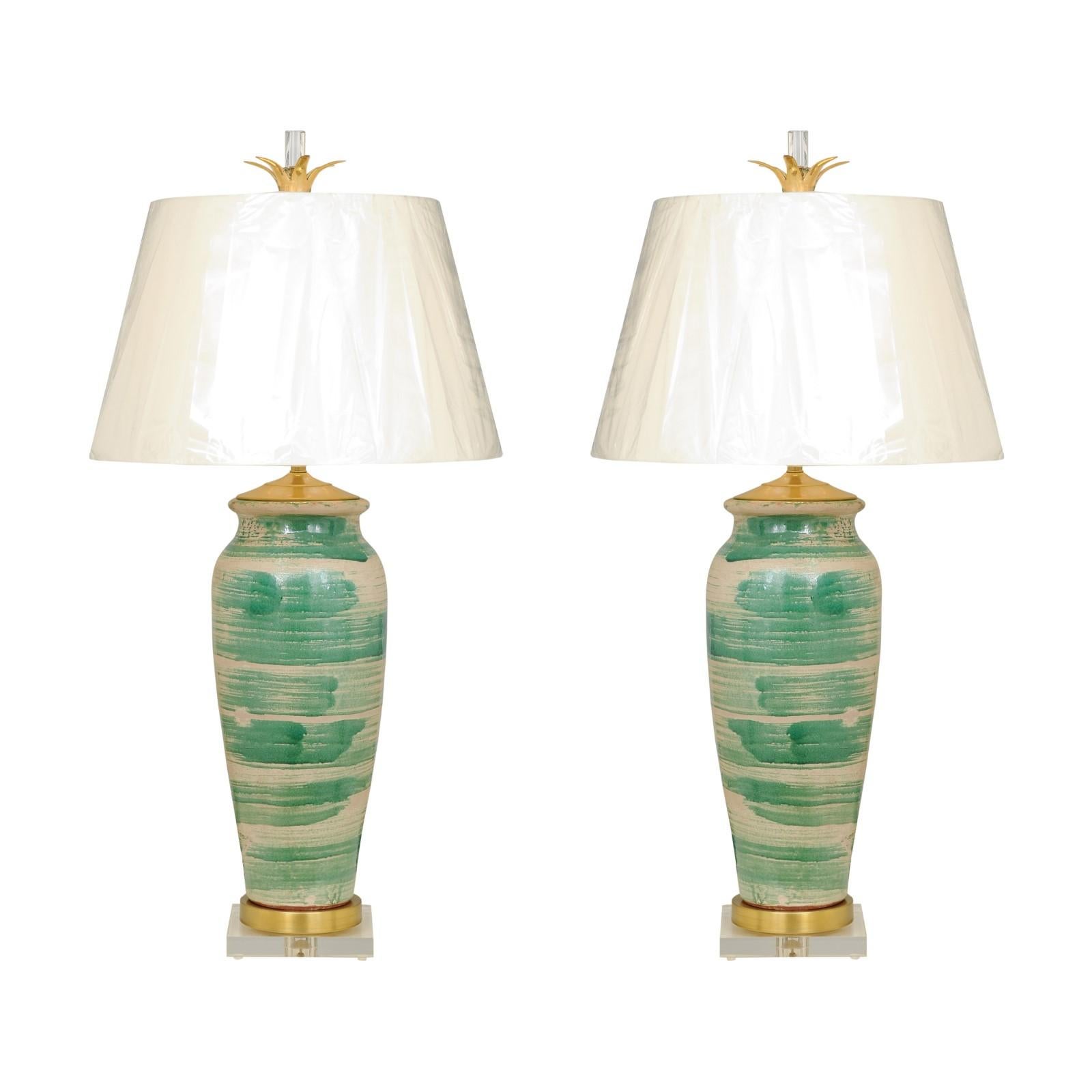 Spectaculaire paire de vases en céramique portugaise à glaçure faits à la main et convertis en lampes sur mesure en vente 3