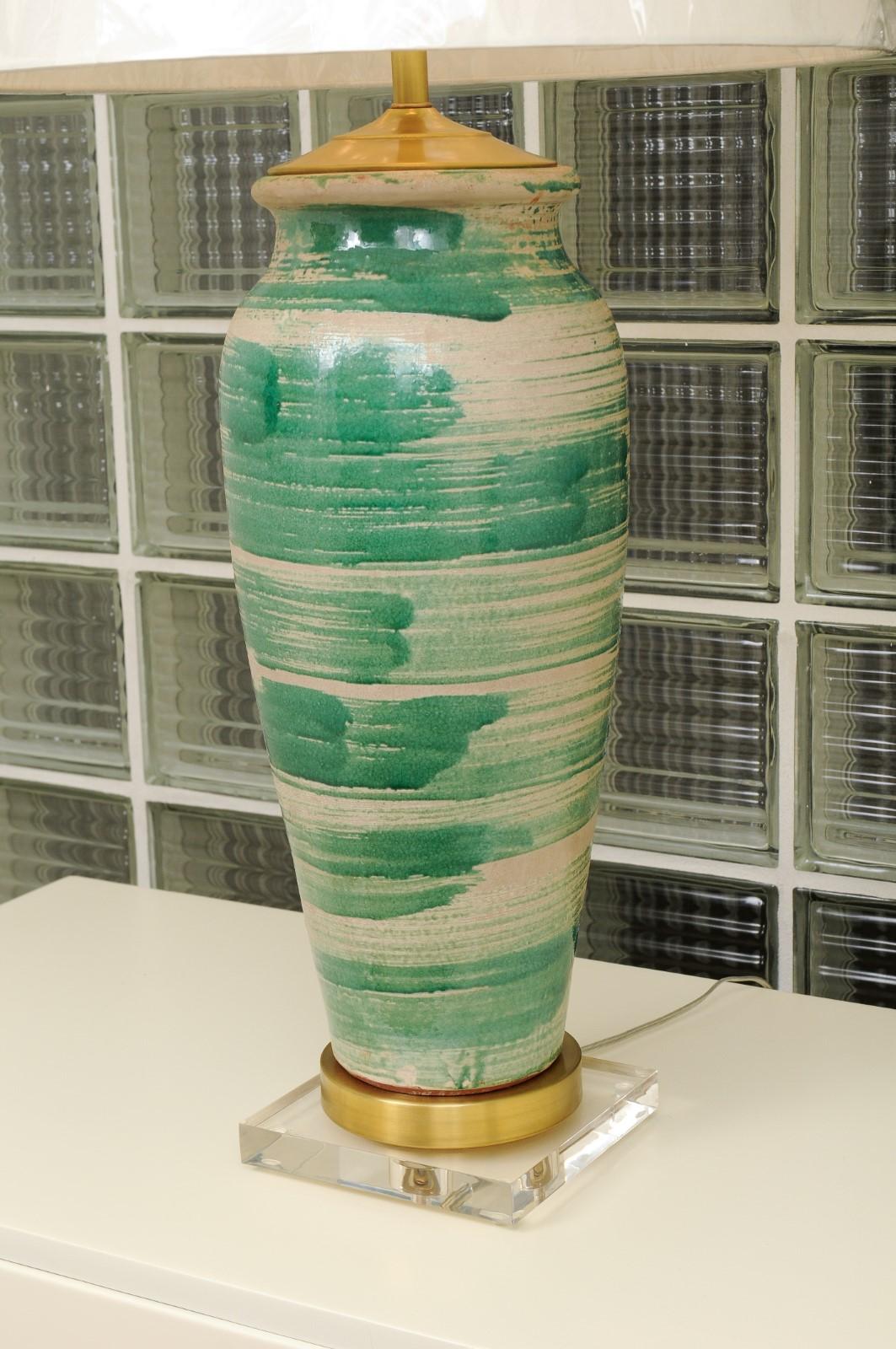 Portugais Spectaculaire paire de vases en céramique portugaise à glaçure faits à la main et convertis en lampes sur mesure en vente
