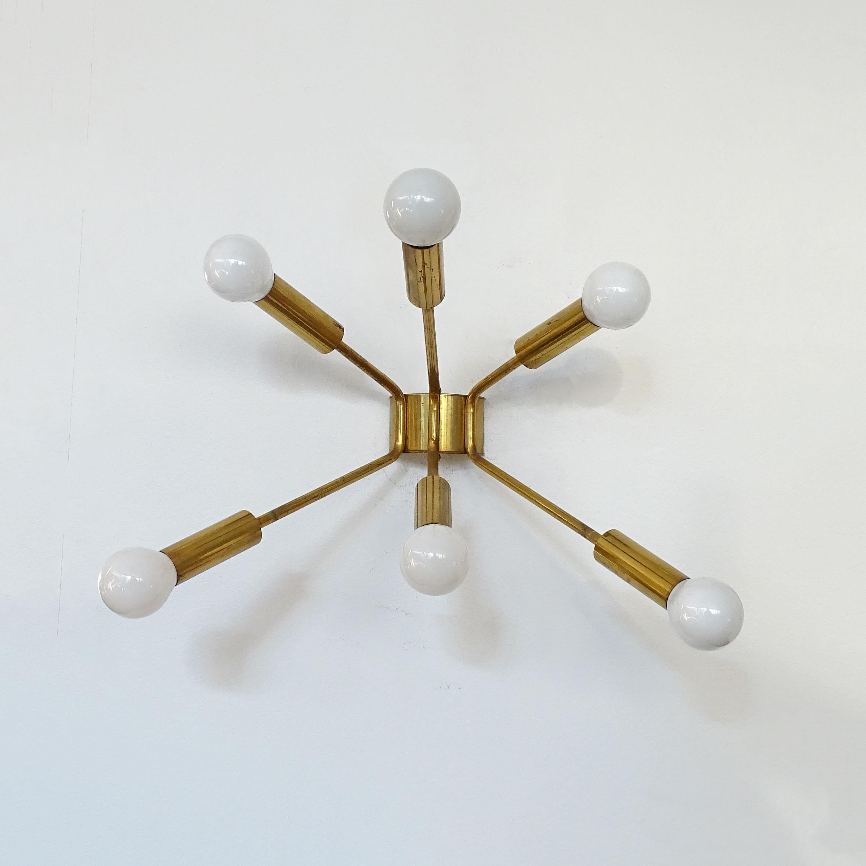 Spettacolare coppia di lampade da parete Sputnik in ottone degli anni '50, attribuite a Gino Sarfatti per Artleuce.
Ogni lampada da parete contiene sei lampadine