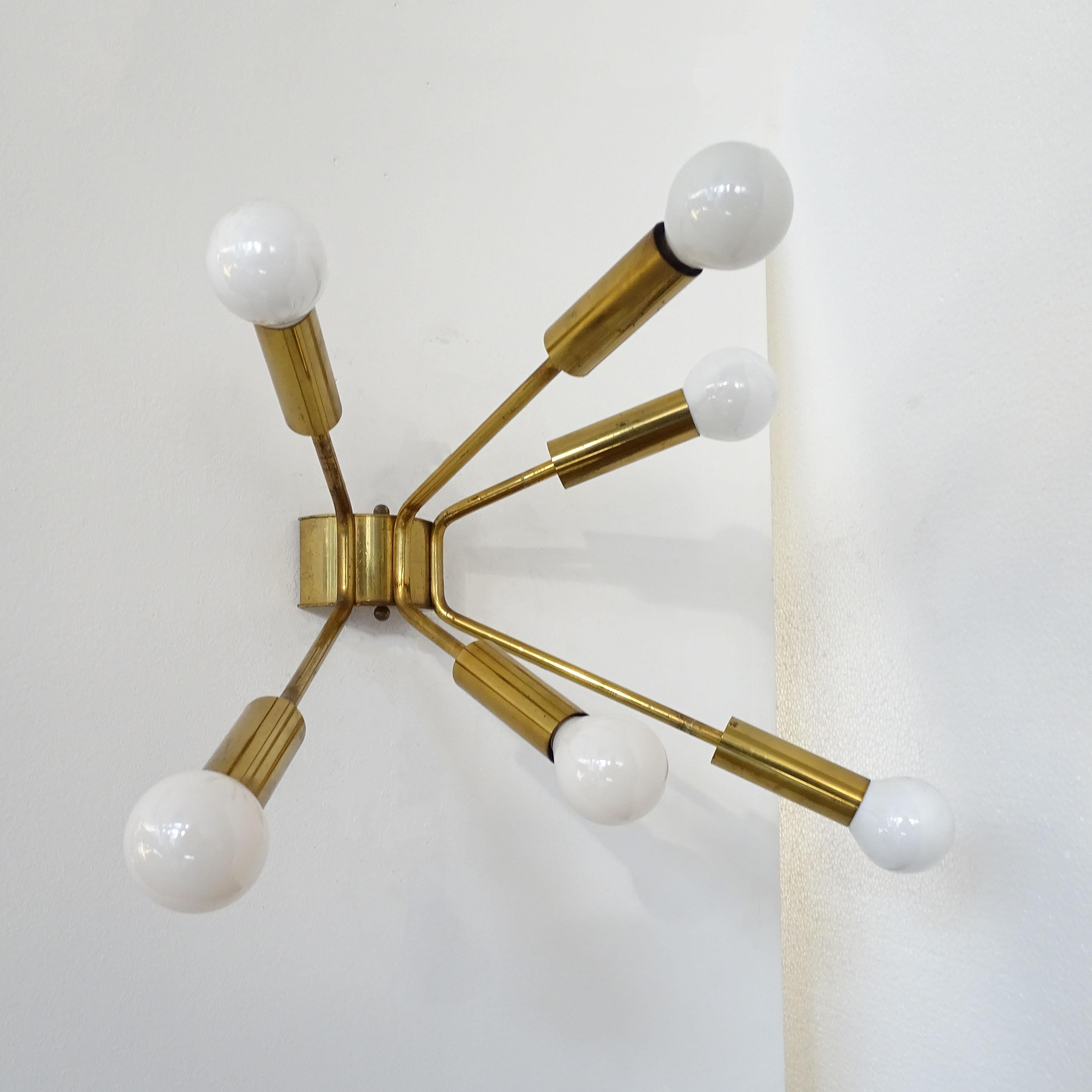 Mid-Century moderno Spettacolare coppia di lampade da parete Sputnik in ottone degli anni Cinquanta in vendita