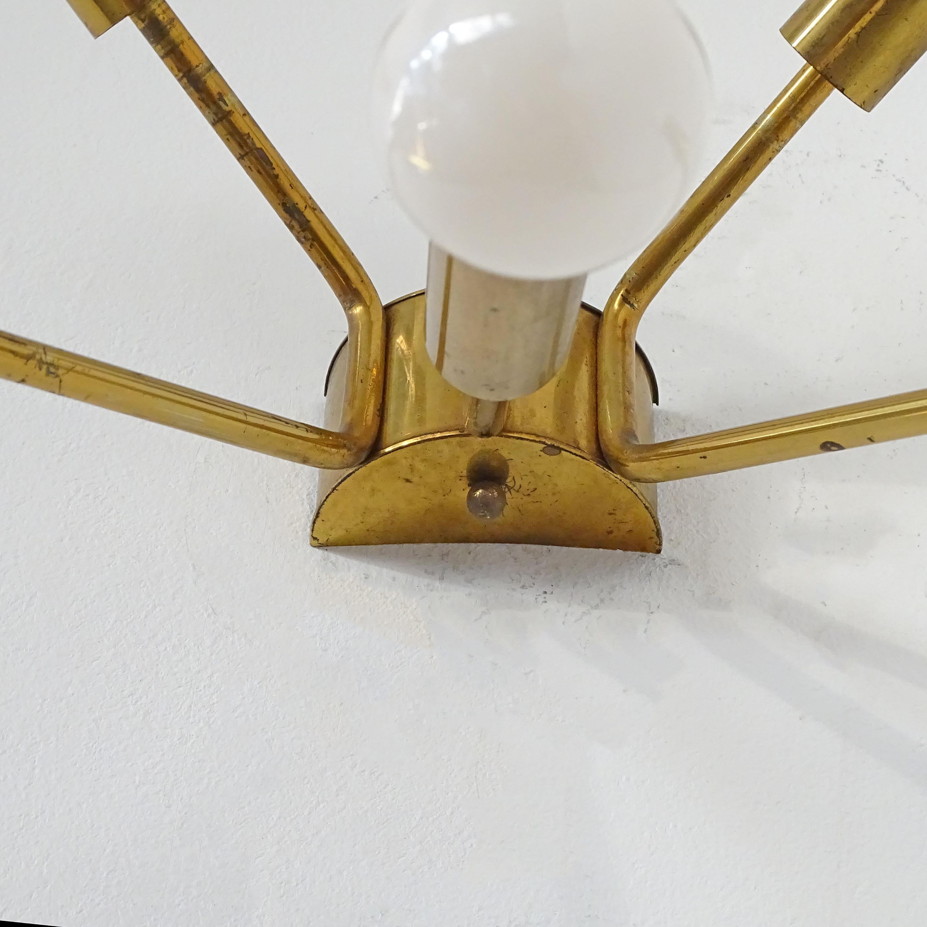 Italiano Spettacolare coppia di lampade da parete Sputnik in ottone degli anni Cinquanta in vendita