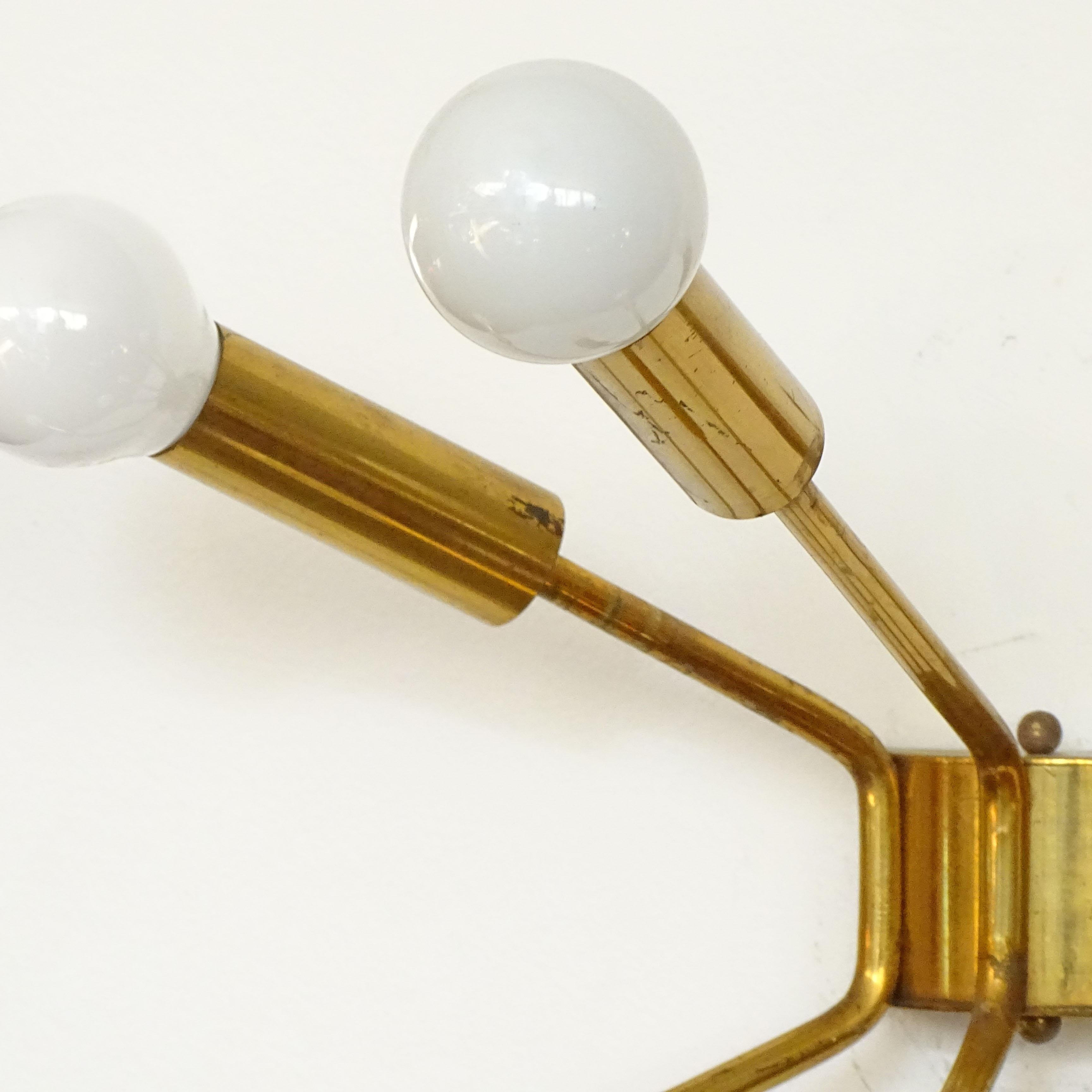 Spettacolare coppia di lampade da parete Sputnik in ottone degli anni Cinquanta in vendita 2