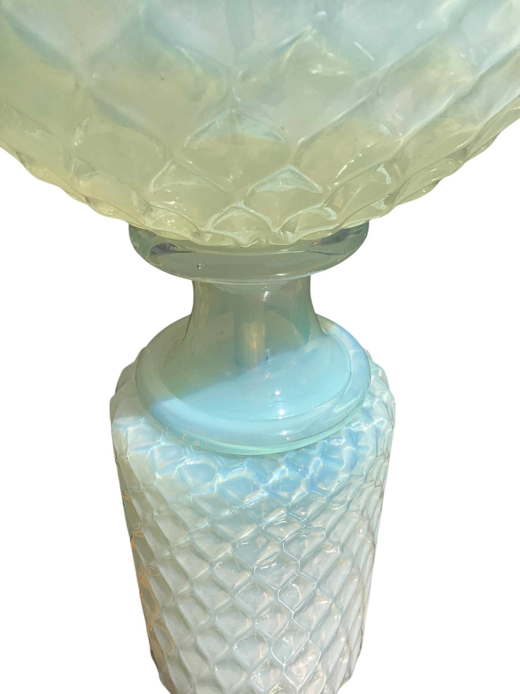Spectaculaire paire de lampes italiennes en opaline de Murano par Marbro. La Marbro Lamp Company était l'un des principaux fabricants de lampes haut de gamme dans les années 1950. Ils s'approvisionnent en bases dans le monde entier et les ramènent