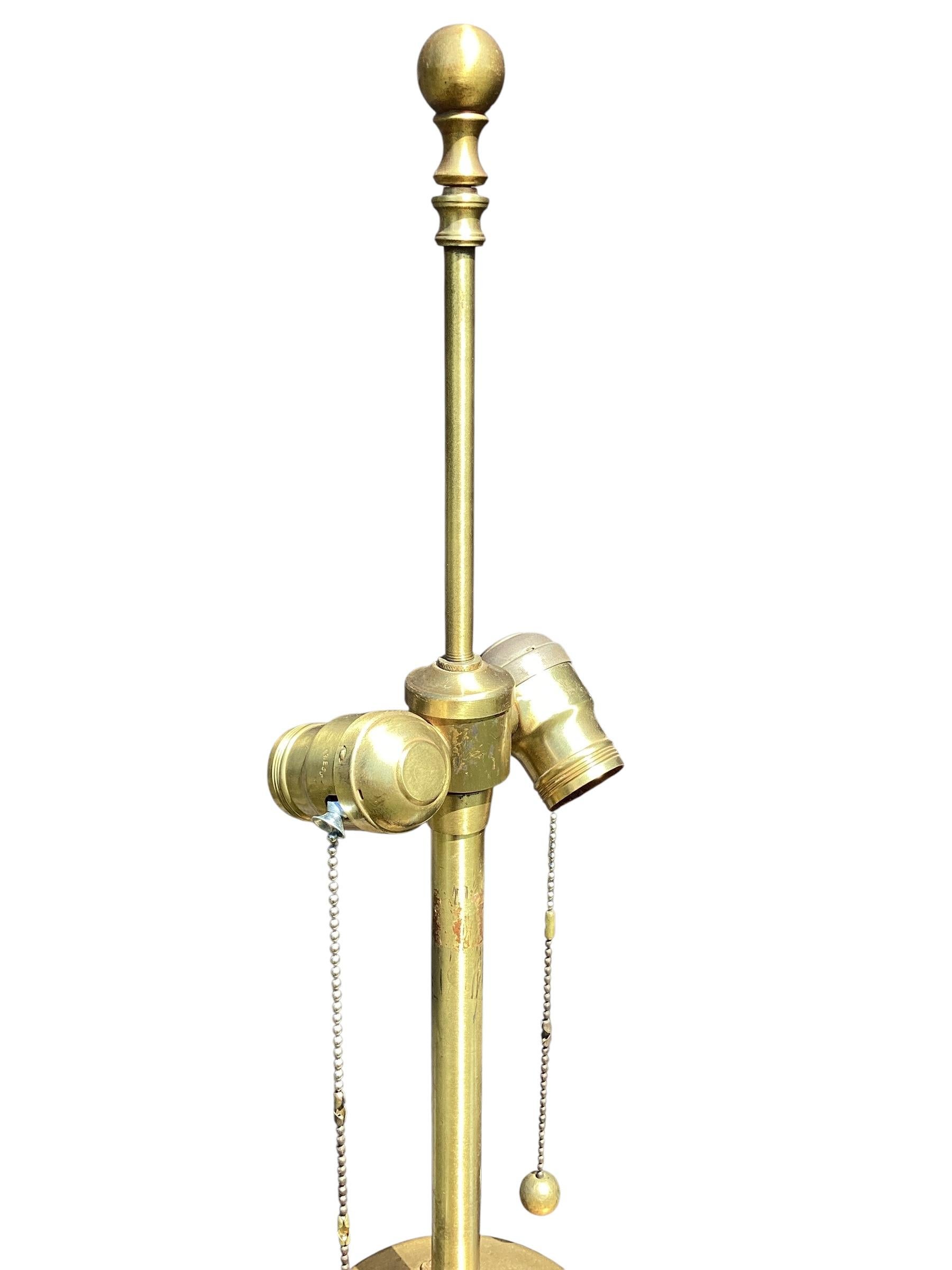 Américain Spectaculaire paire de lampes italiennes en opaline de Murano par Marbro en vente