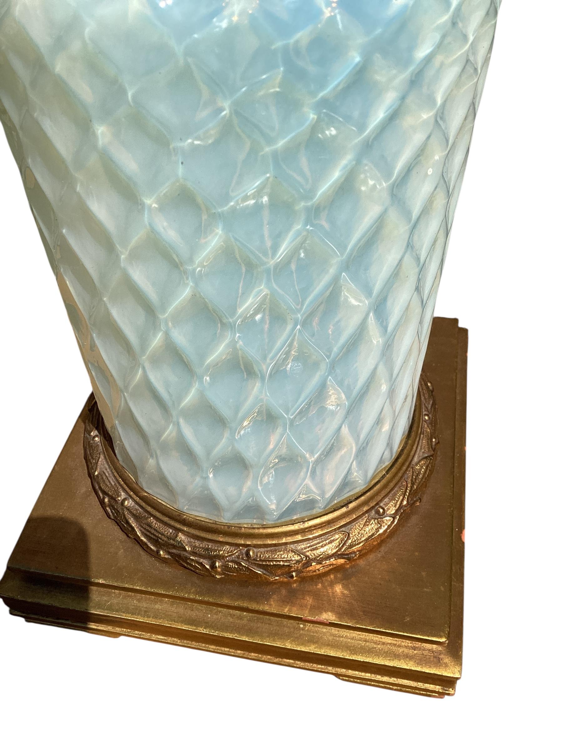 Milieu du XXe siècle Spectaculaire paire de lampes italiennes en opaline de Murano par Marbro en vente